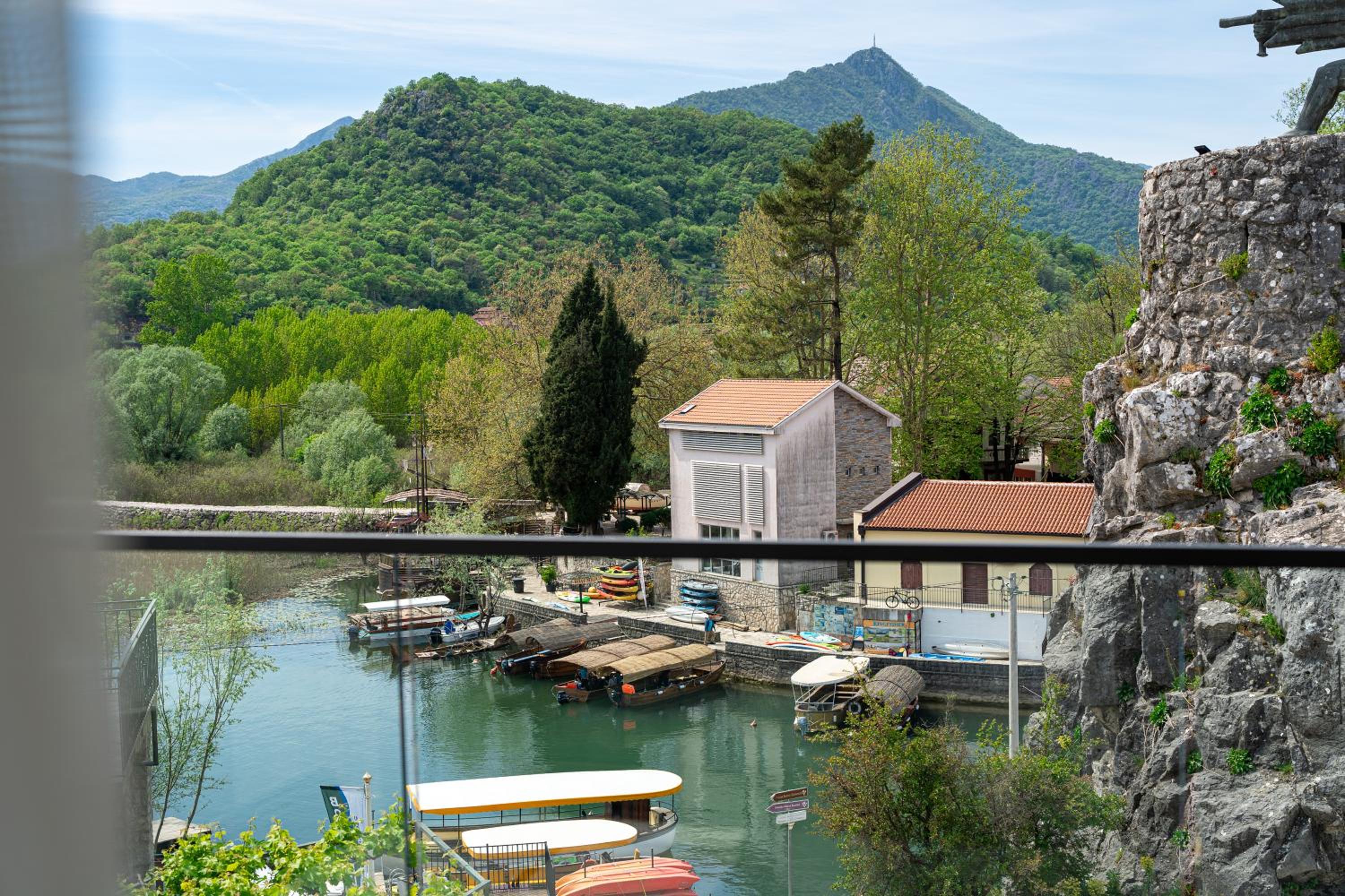 Apartment With Lake View