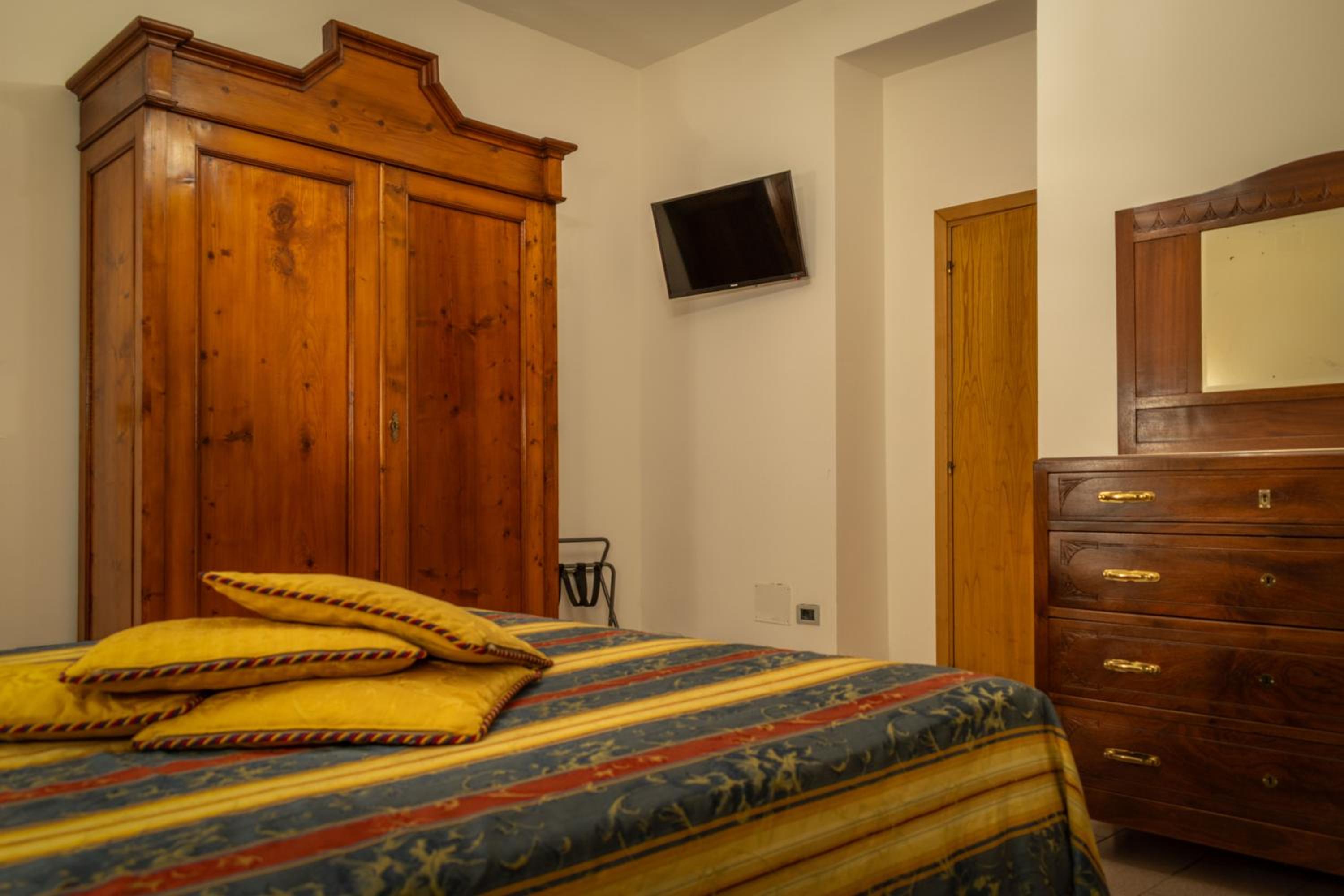 Large Double Room - Photo 4
