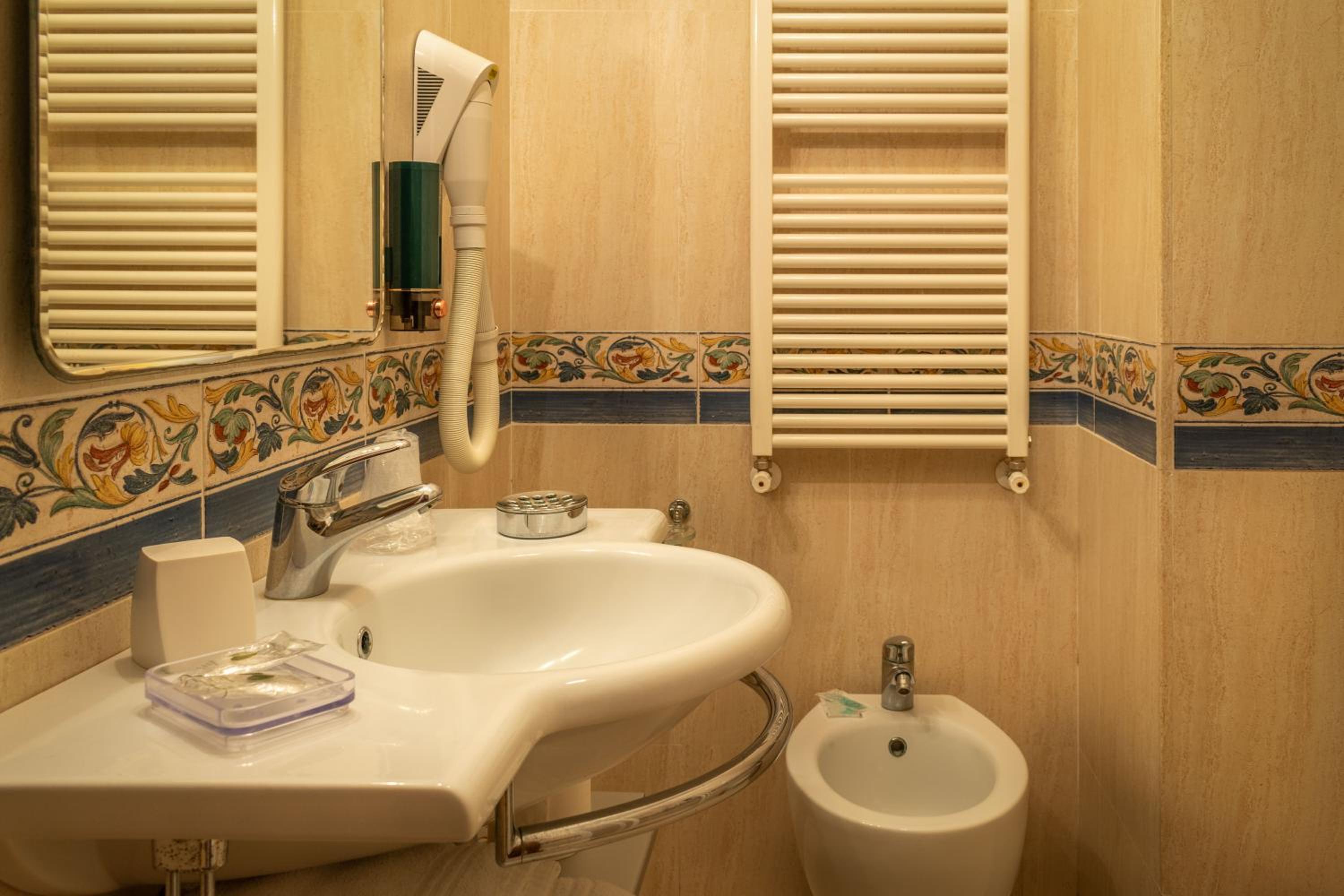 Large Double Room - Photo 11