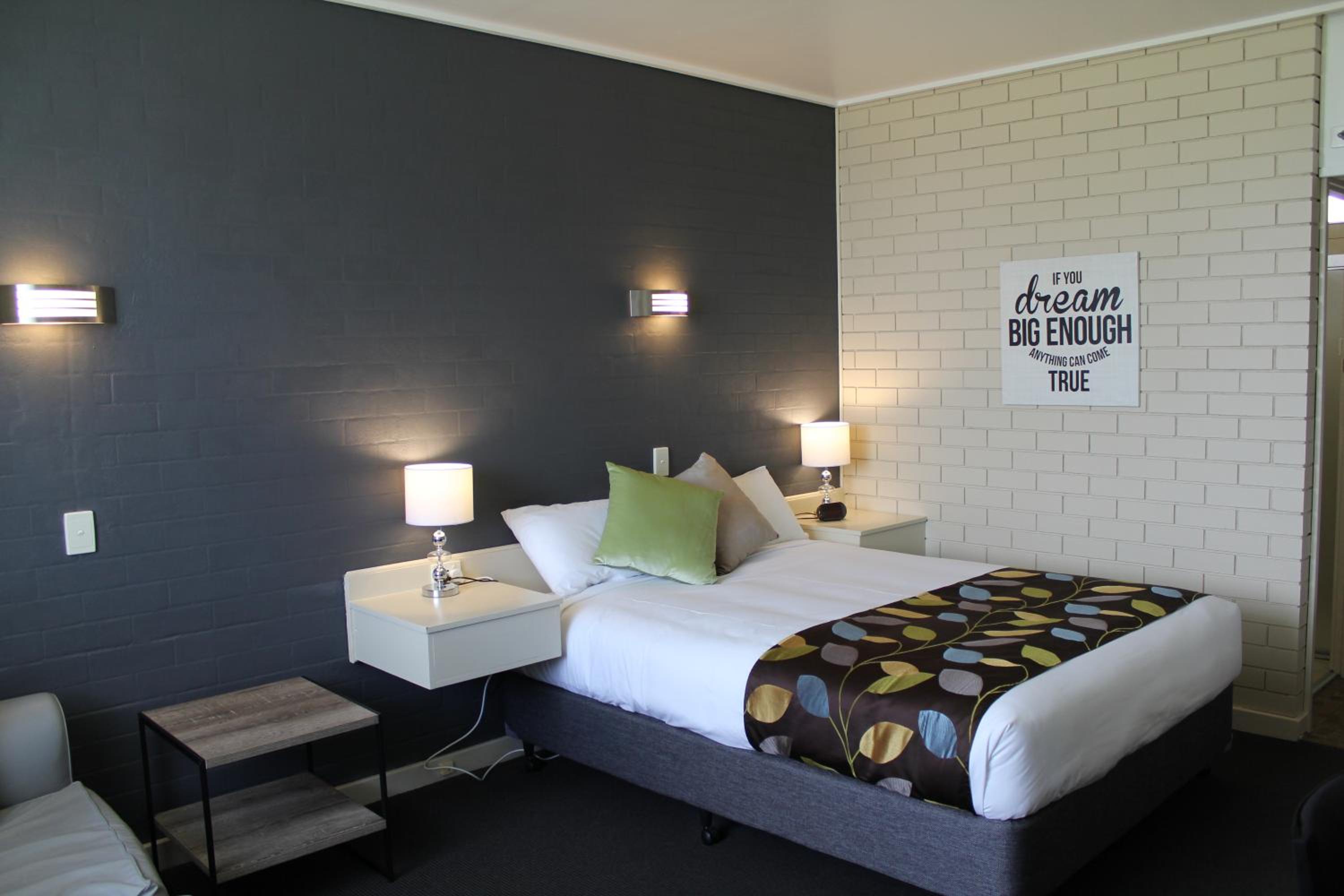 Queen Room photo 2