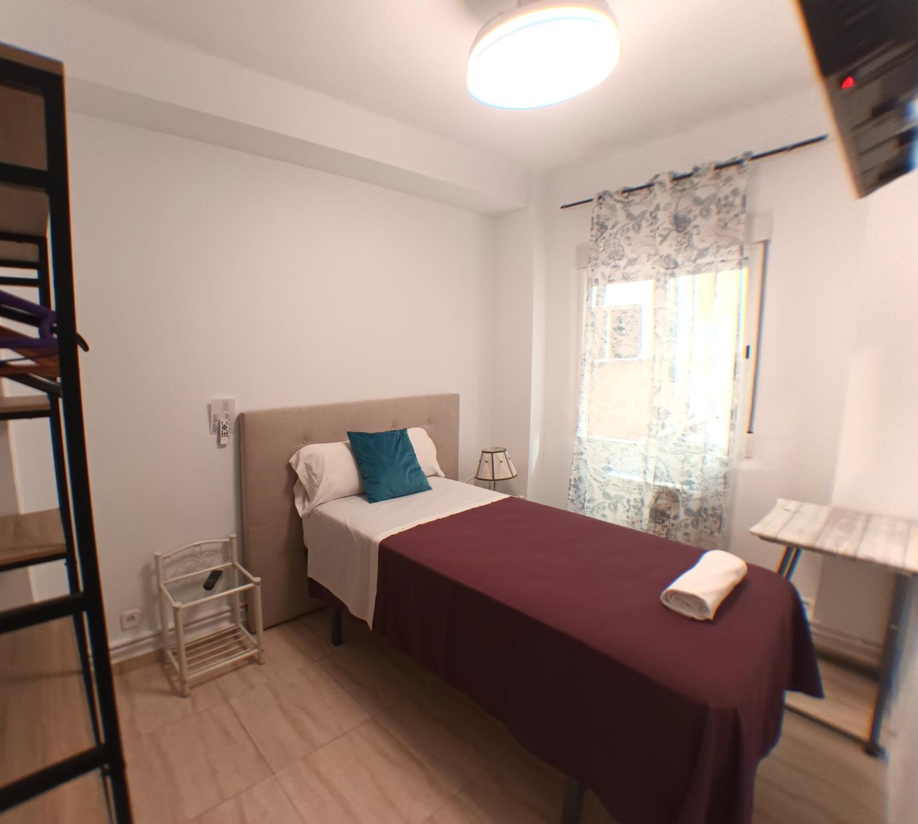 Habitación individual con baño compartido