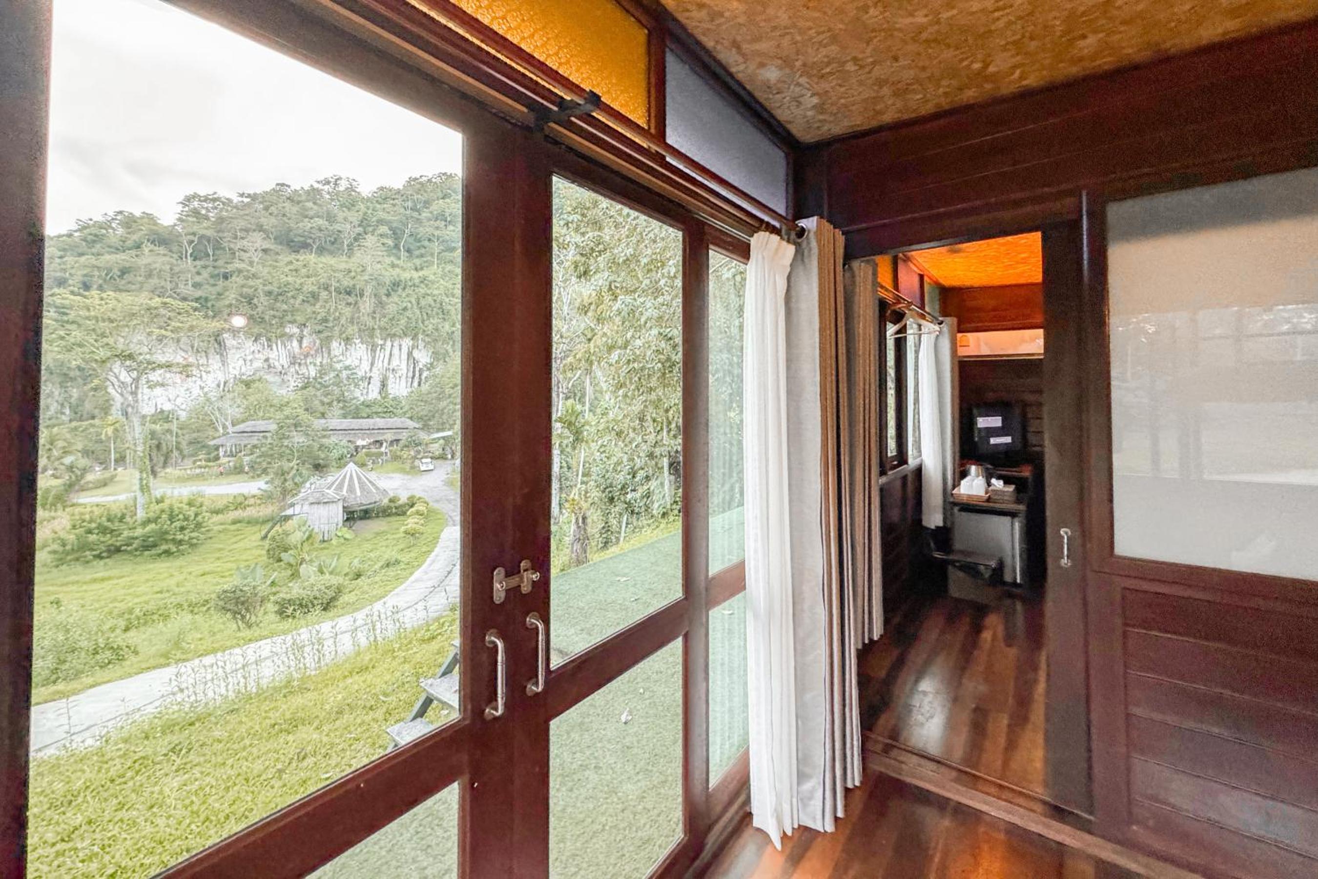 Family Room with Mountain View - Photo 7