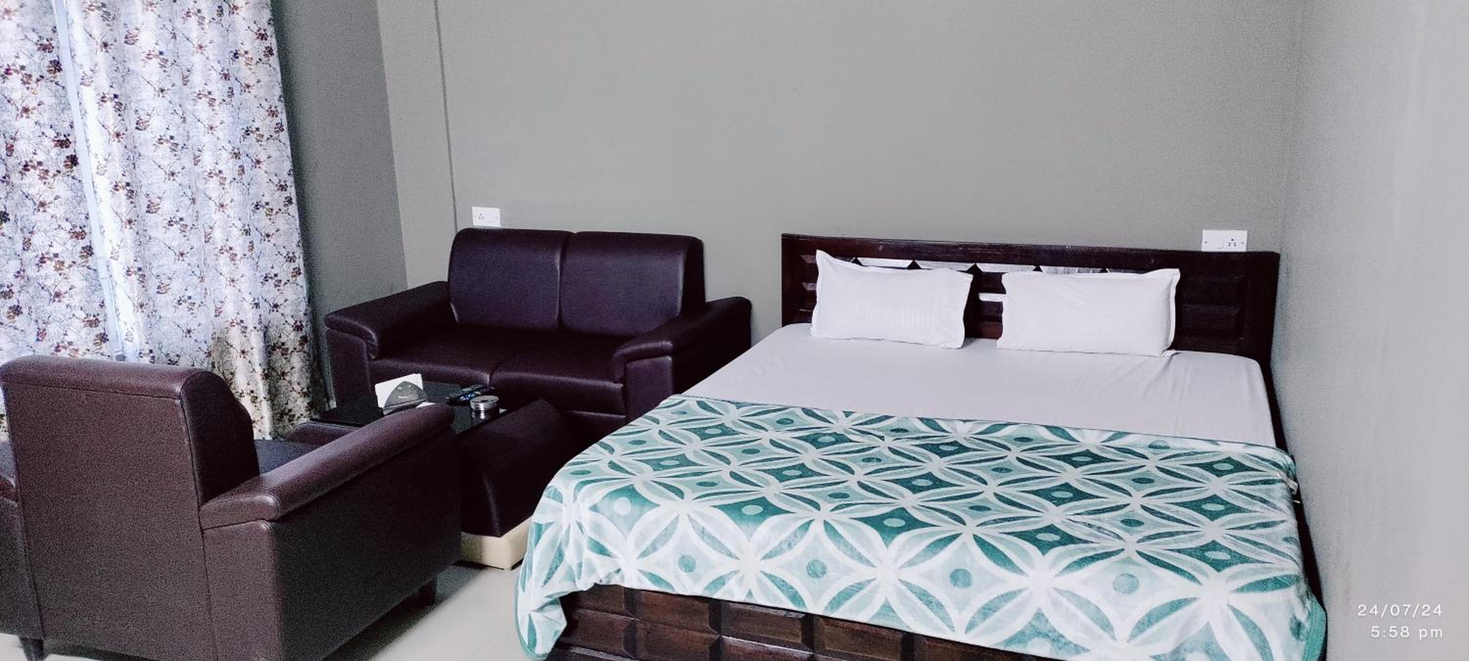 Queen Room photo 1