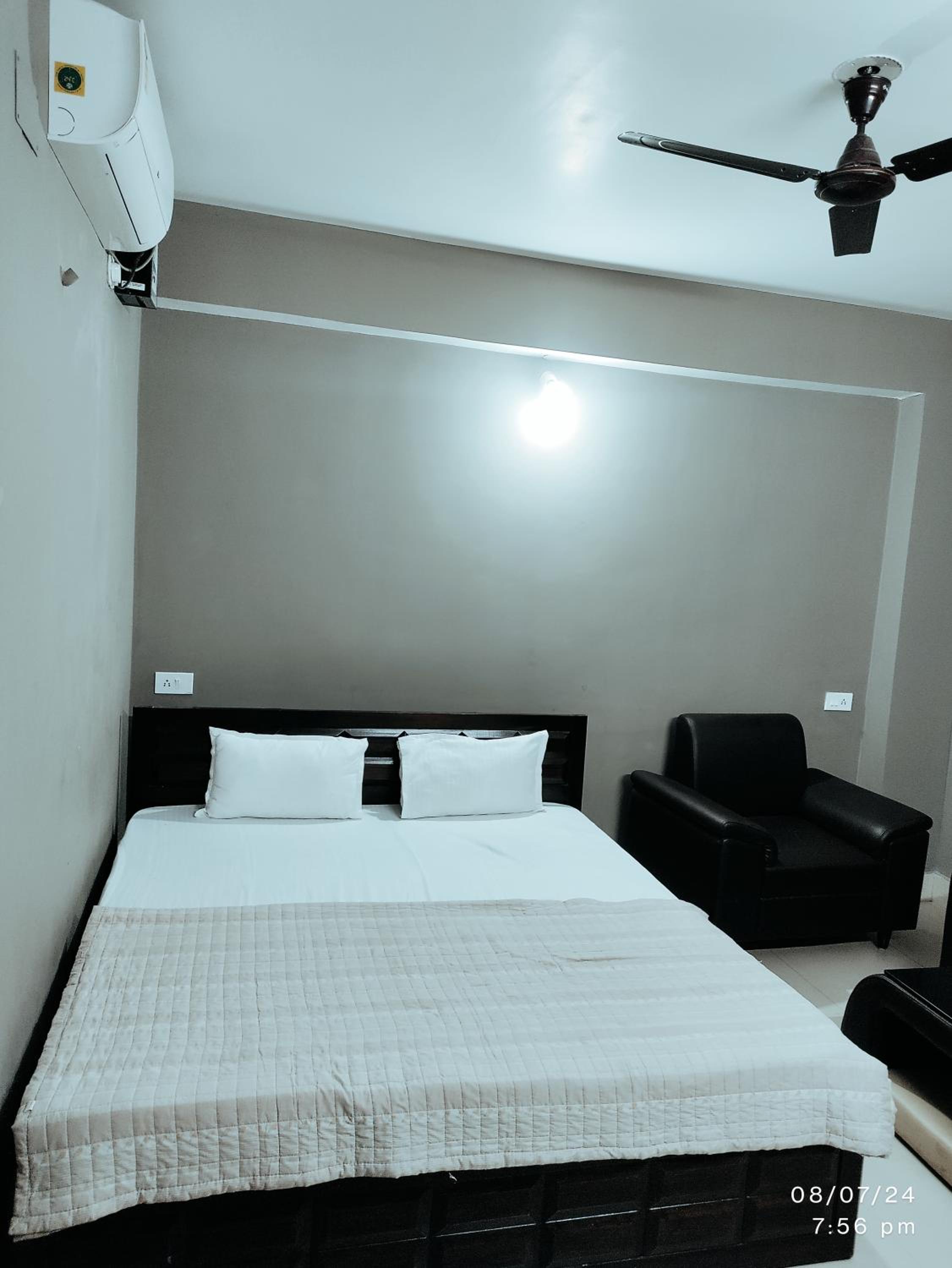 Deluxe King Room photo 1
