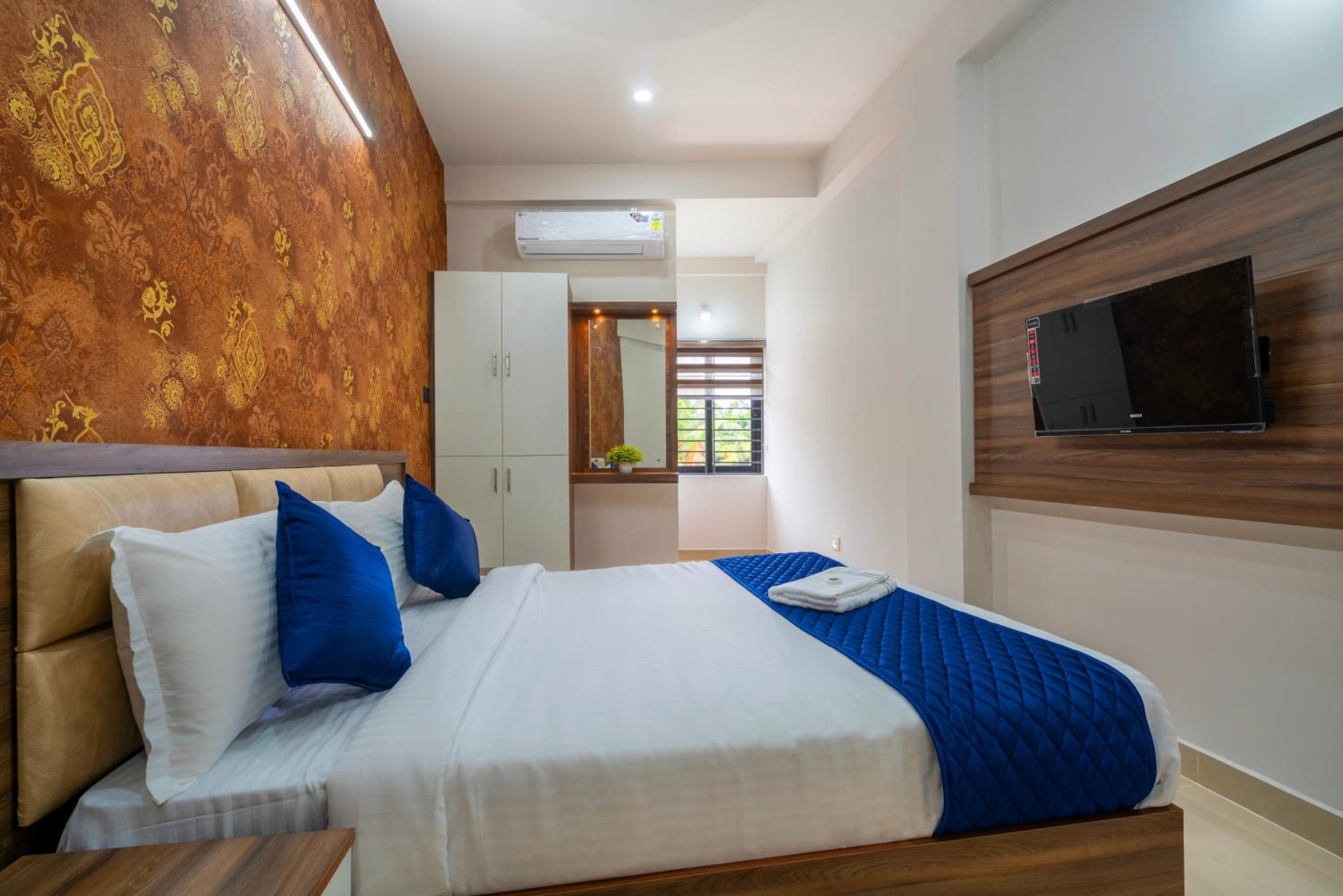 Deluxe Double Room (2 Adults + 1 Child)