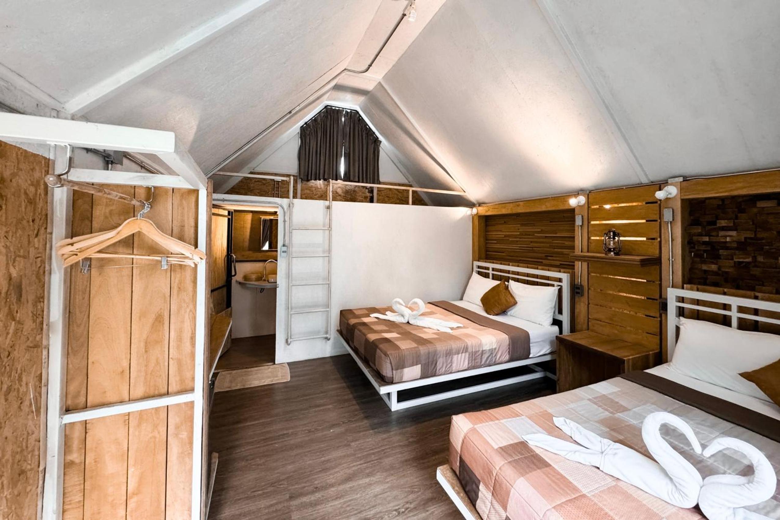 Quadruple Room with Balcony - Photo 9