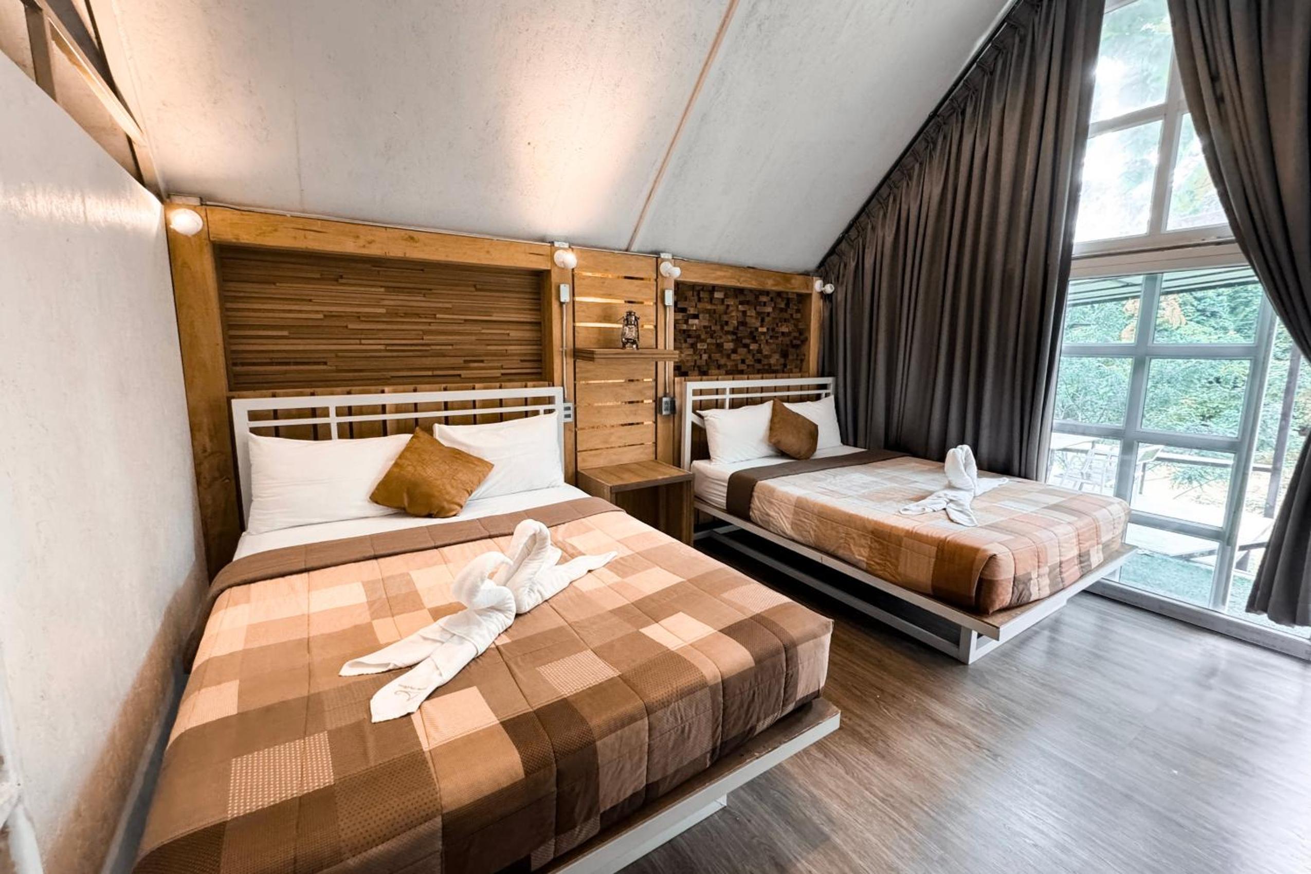 Quadruple Room with Balcony - Photo 8