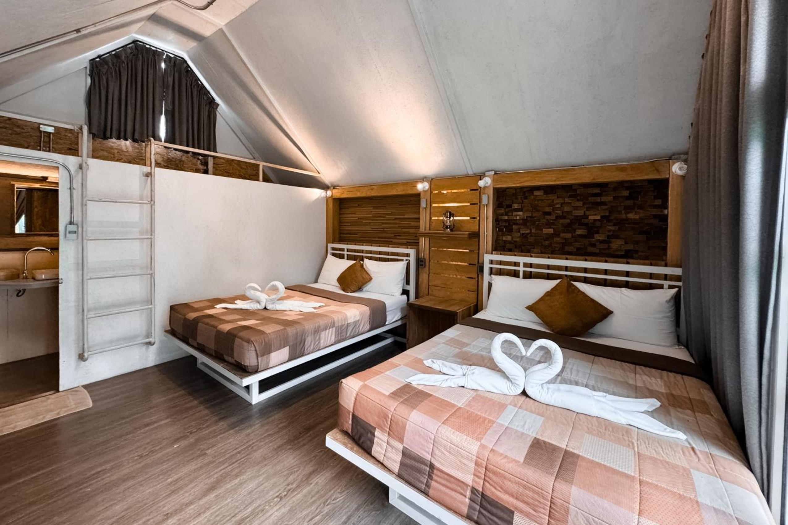 Quadruple Room with Balcony - Photo 7