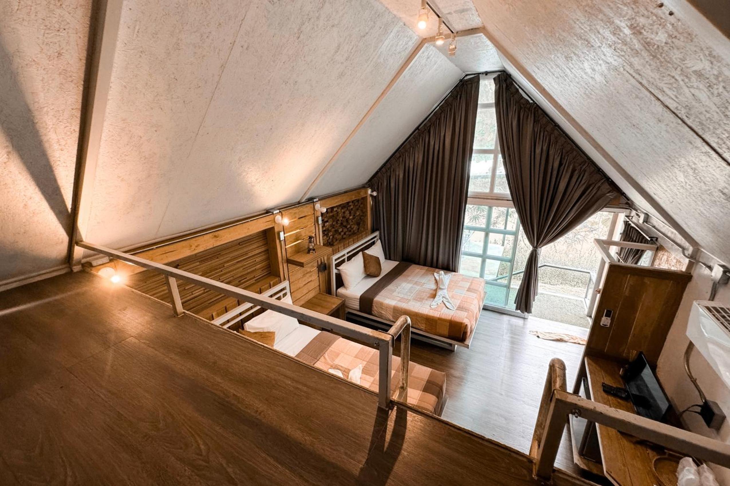 Quadruple Room with Balcony - Photo 6