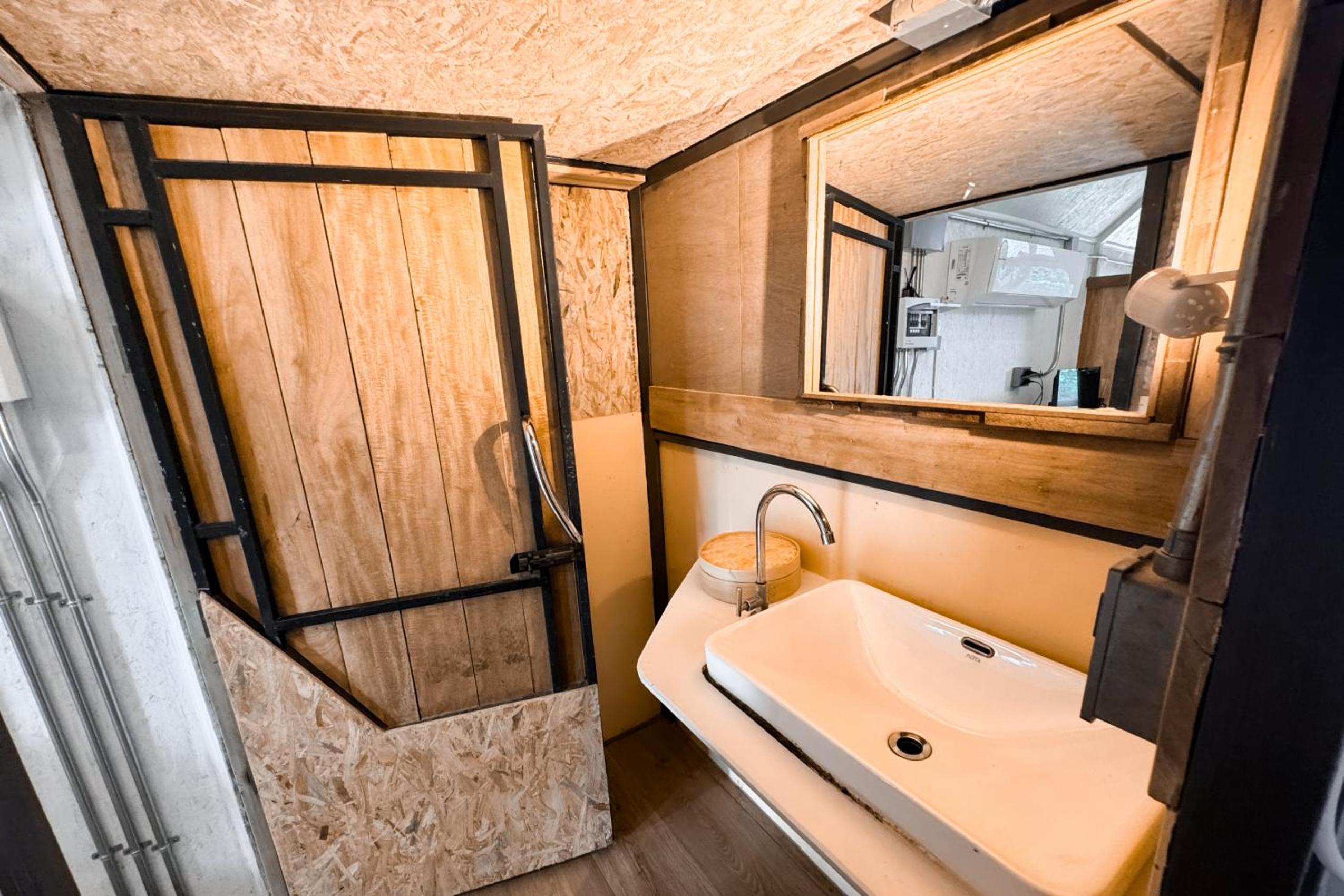 Quadruple Room with Balcony - Photo 15