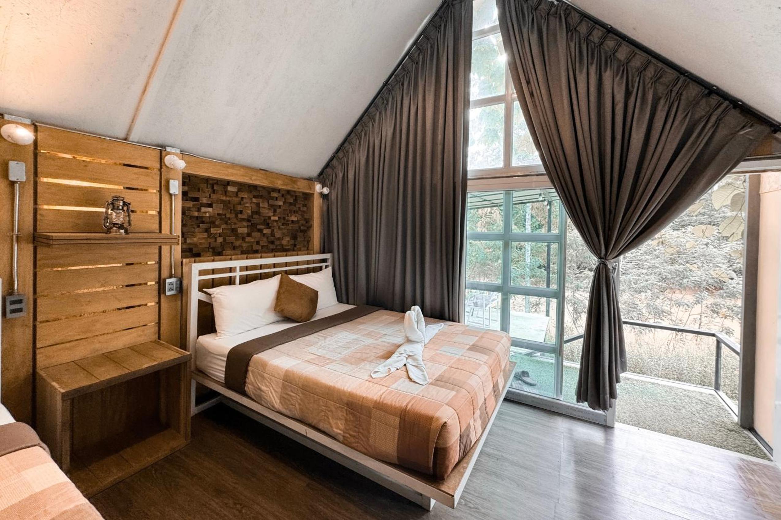 Quadruple Room with Balcony - Photo 13