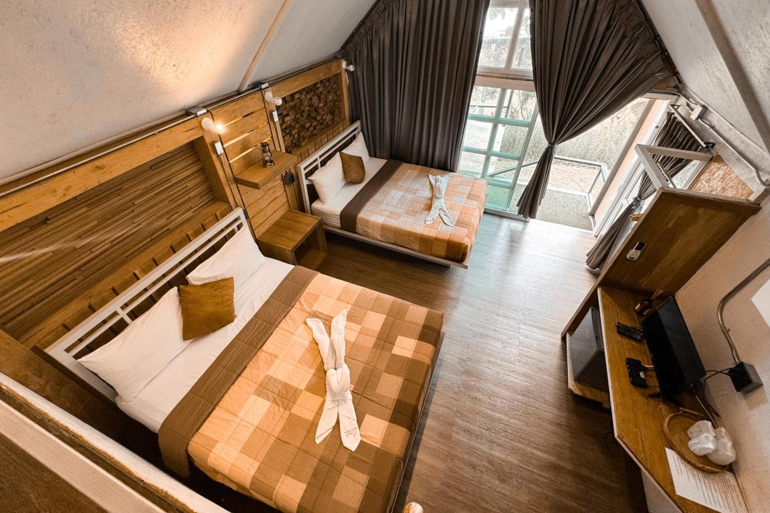 Quadruple Room with Balcony - Photo 14