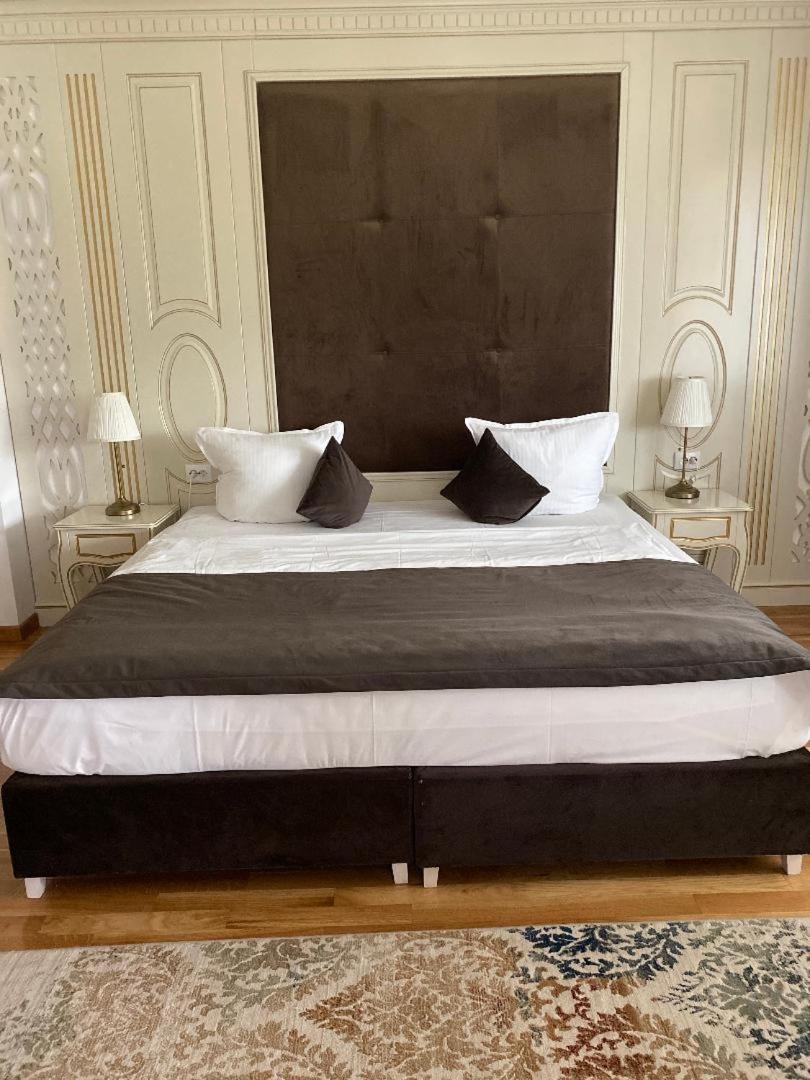 Deluxe Double Room with Balcony - Photo 4
