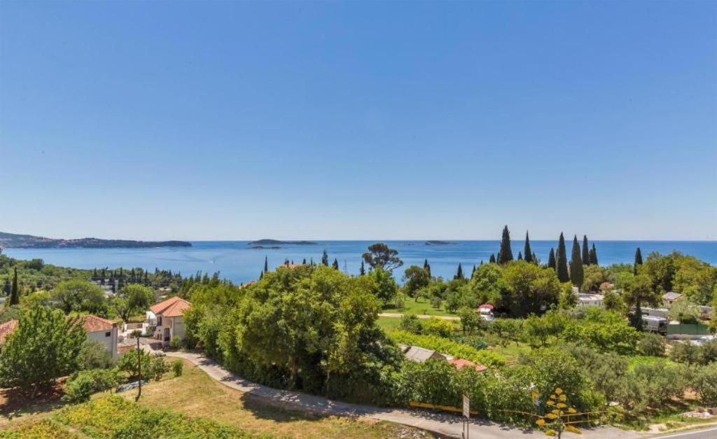 Two-Bedroom Apartment with Balcony and Sea View photo 2