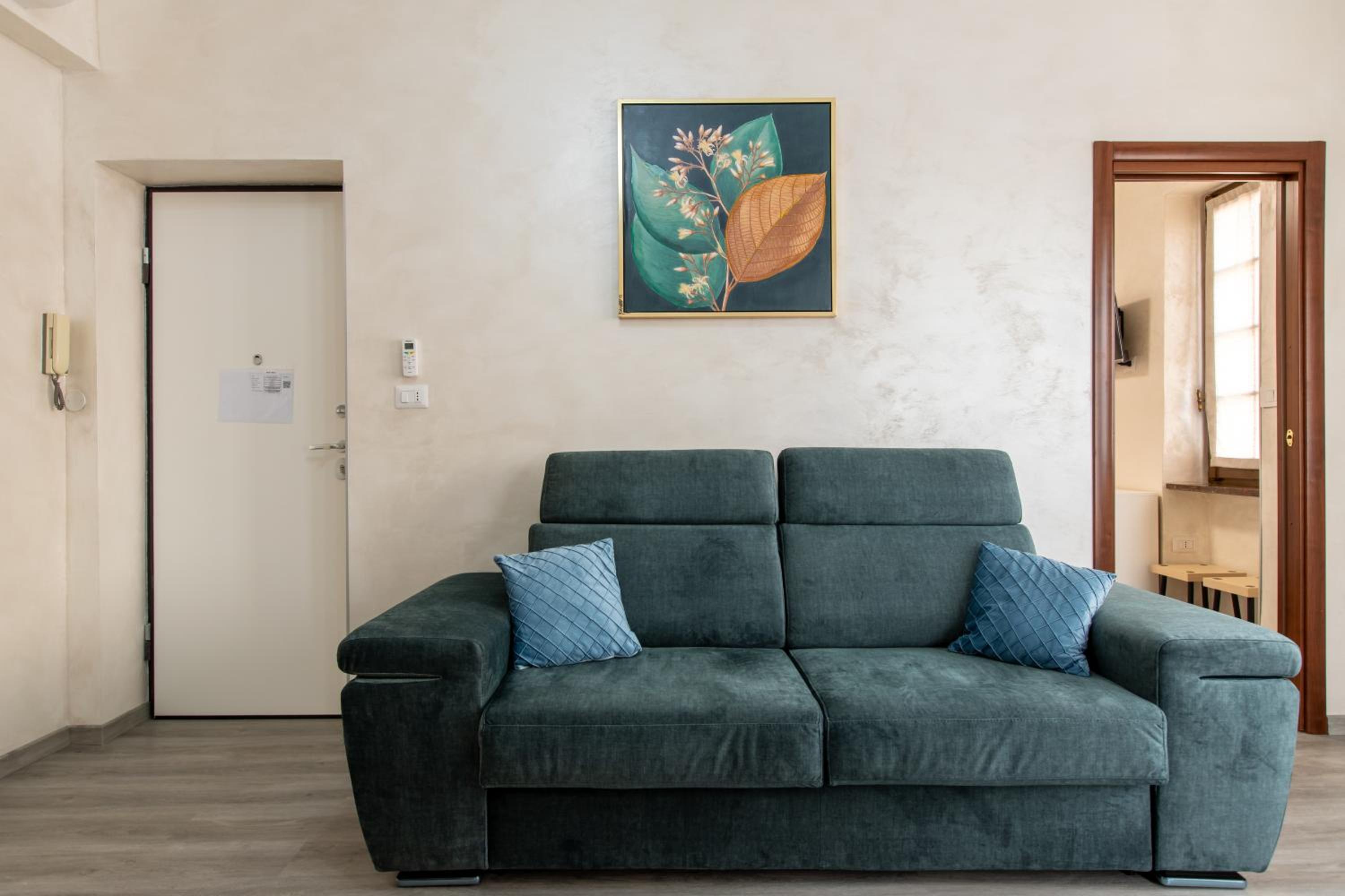 One-Bedroom Apartment photo 1