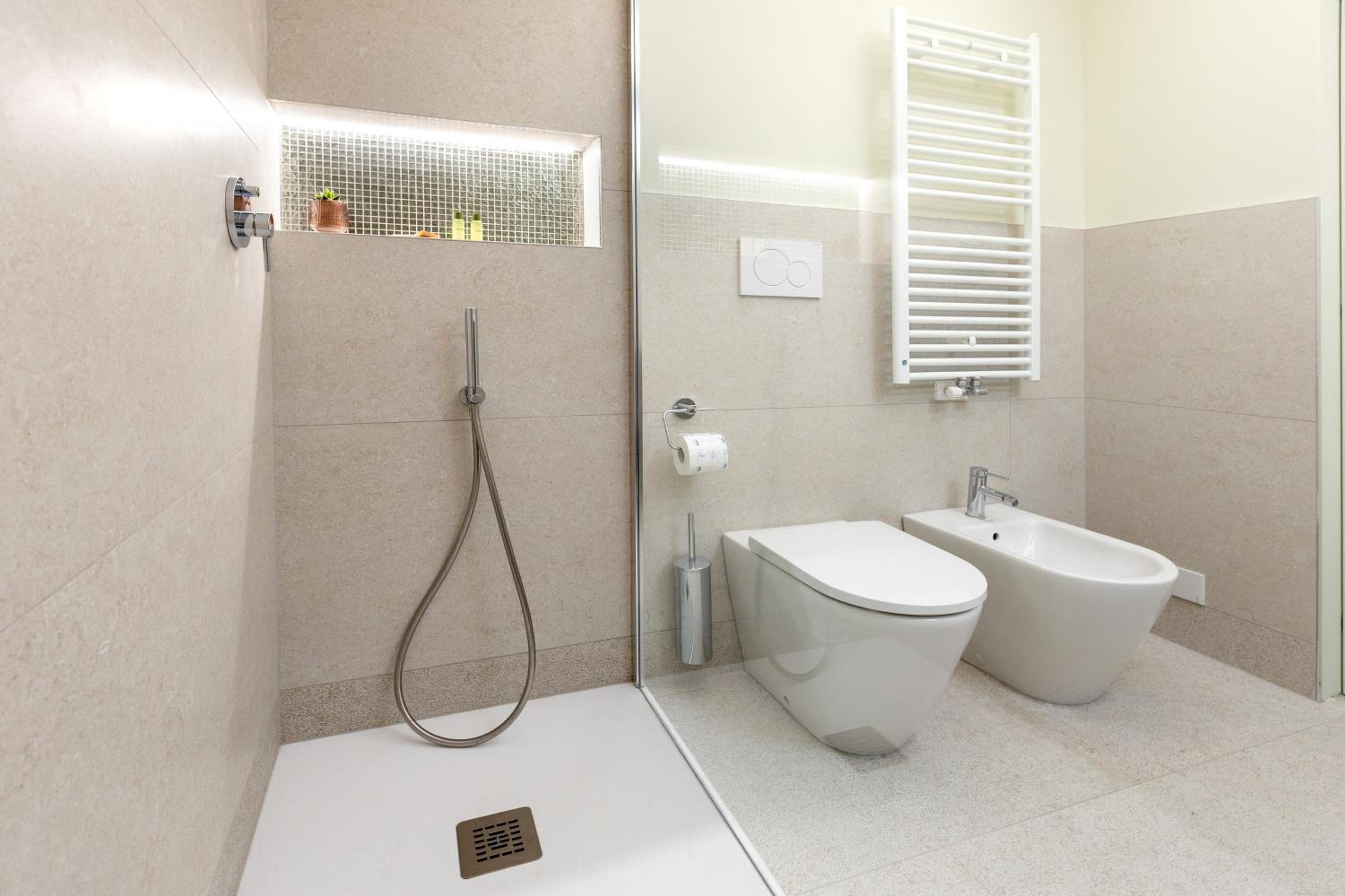 One-Bedroom Apartment with Balcony and City View photo 2