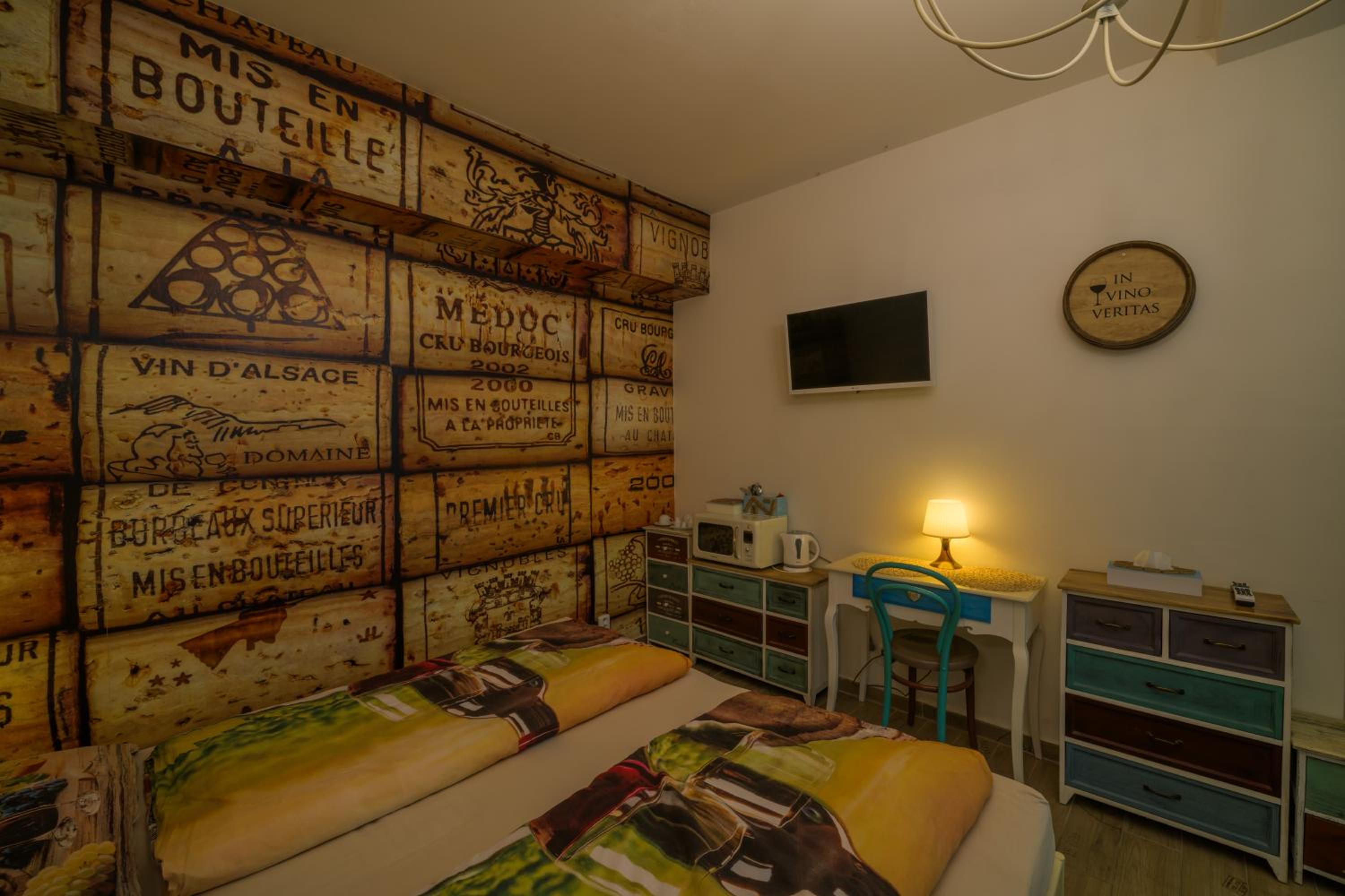 Deluxe Double Room with Shower - Photo 11