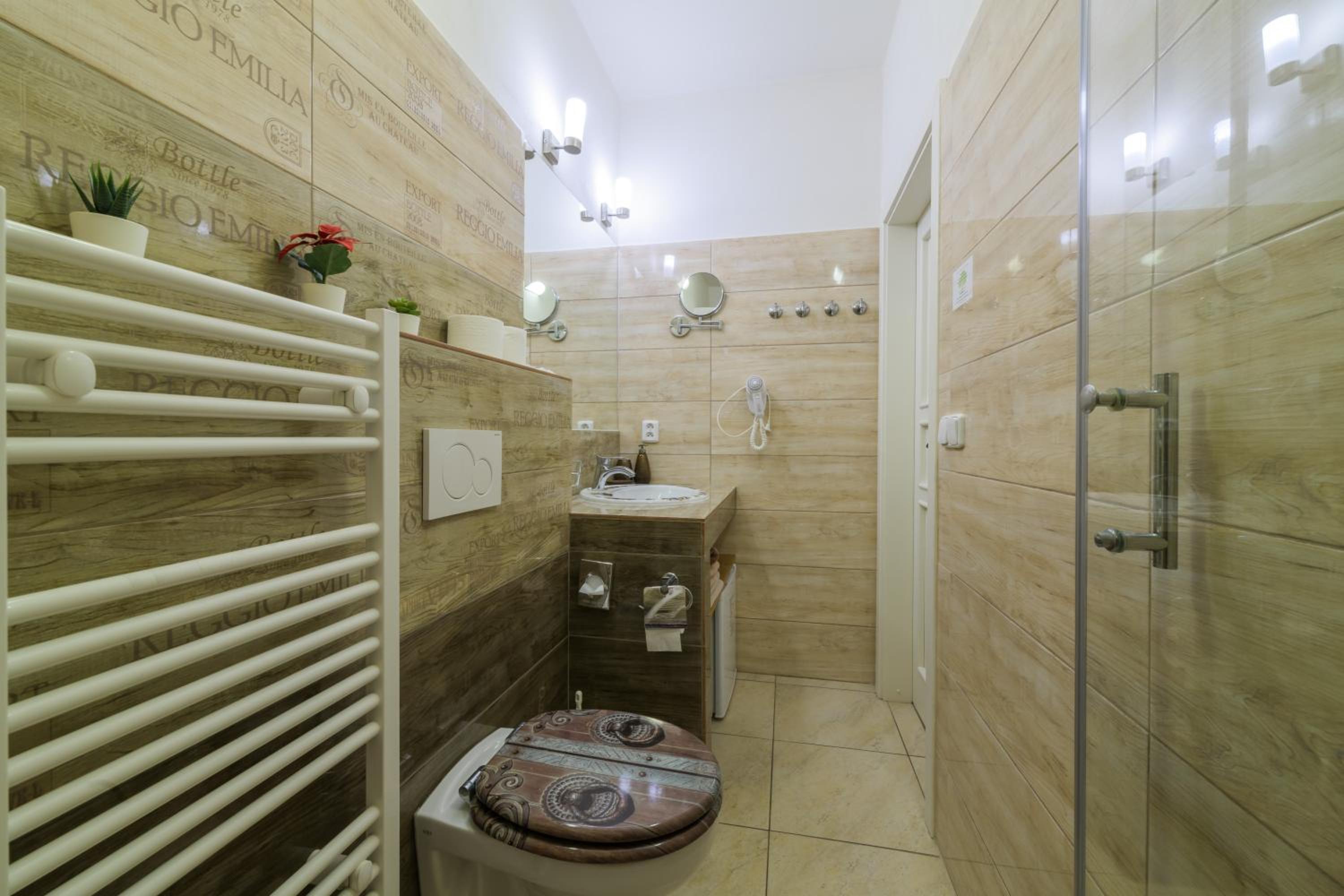 Deluxe Double Room with Shower - Photo 17
