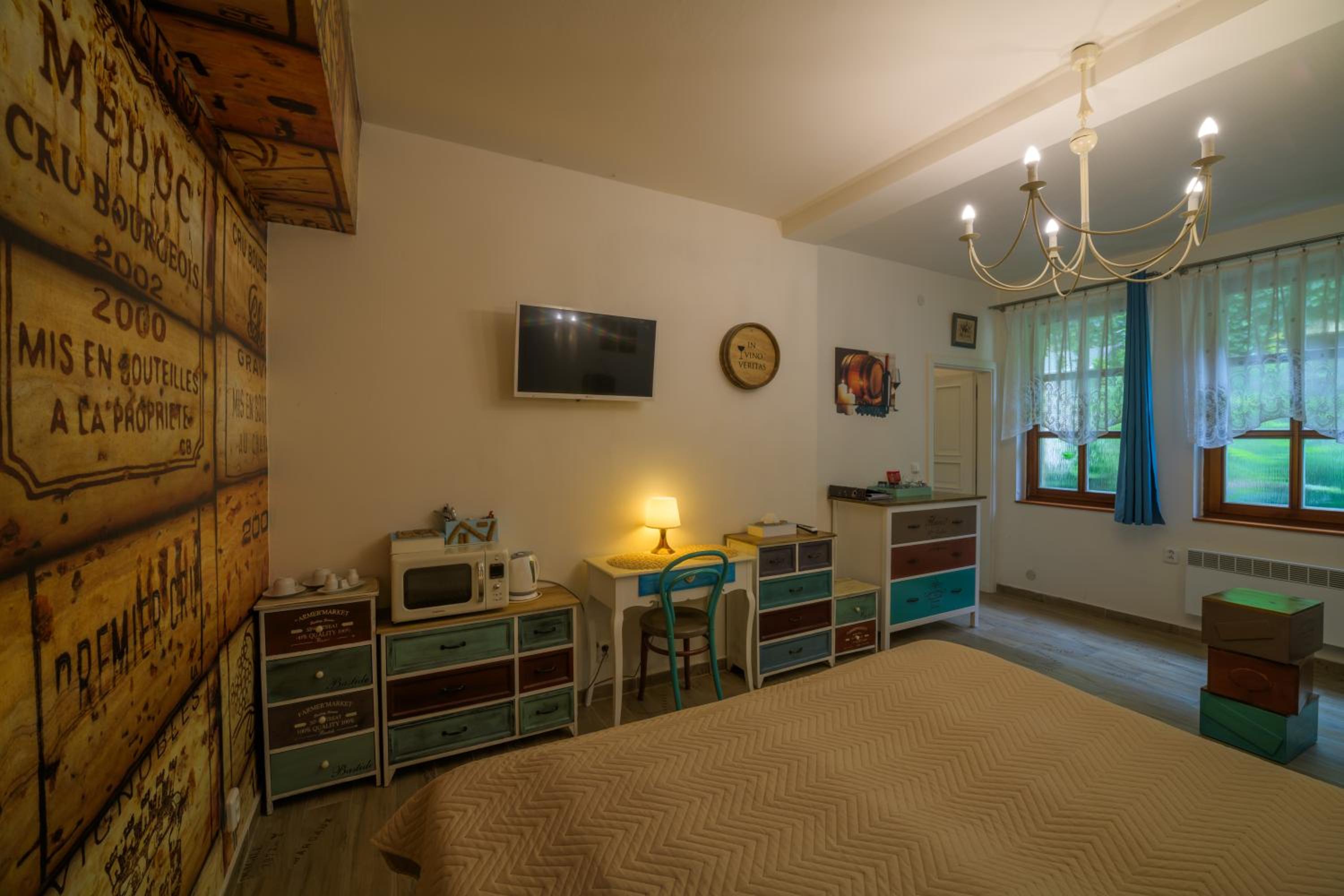 Deluxe Double Room with Shower - Photo 8