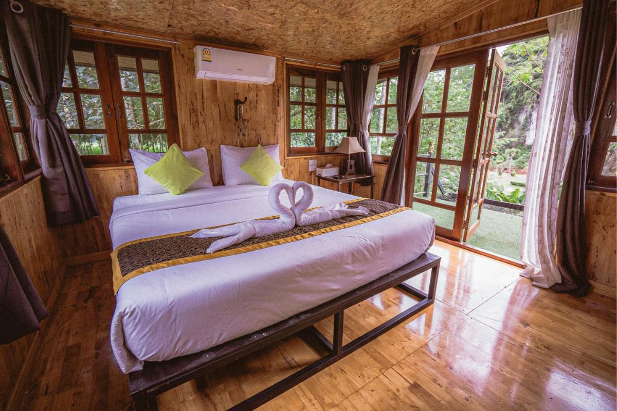 Superior Queen Room with Two Queen Beds - Photo 14