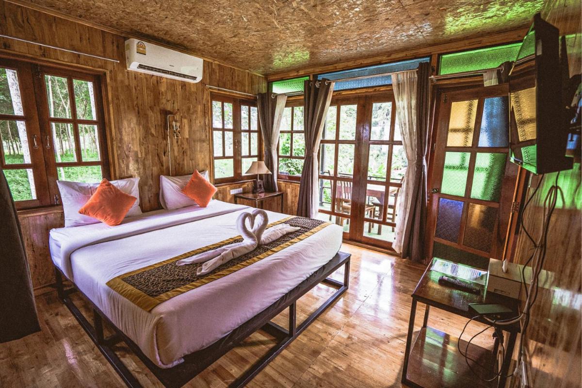 Superior Queen Room with Two Queen Beds - Photo 15
