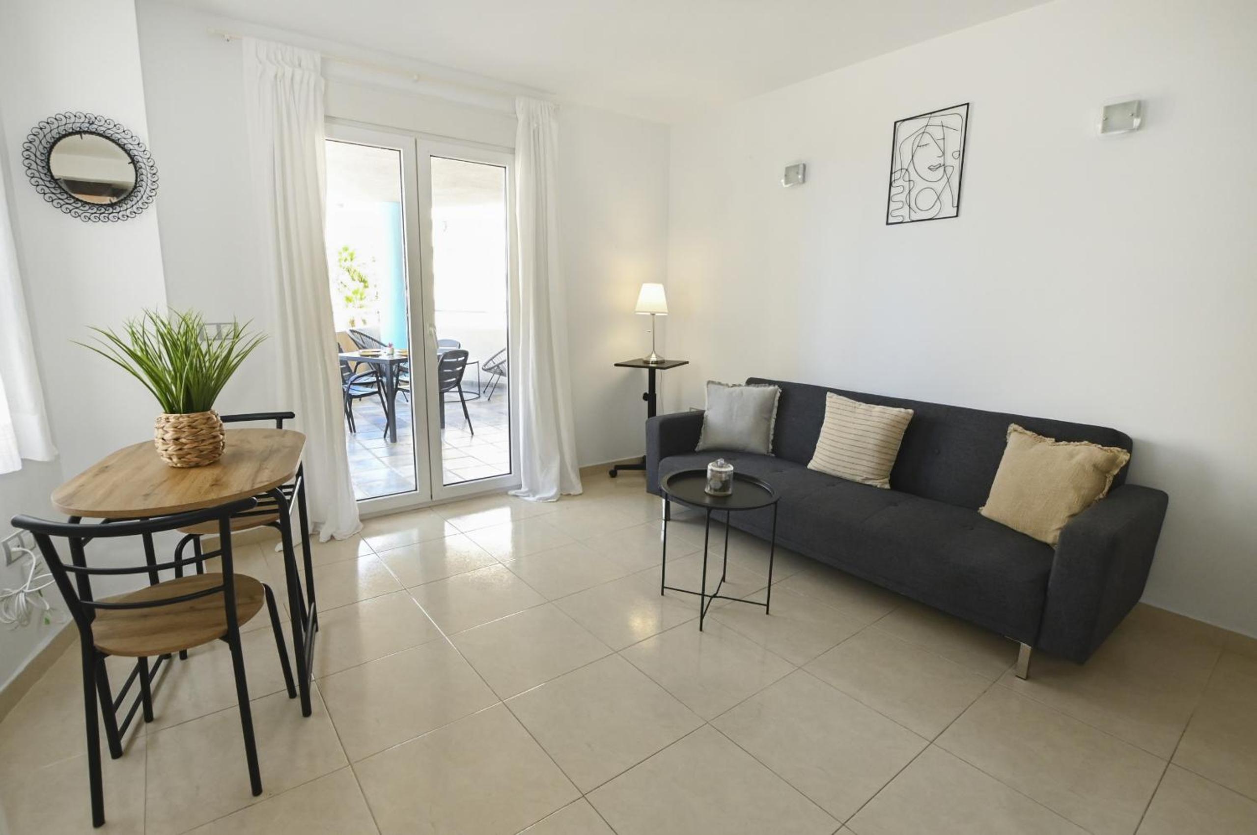 Apartamento de una habitación con balcón y vista al mar