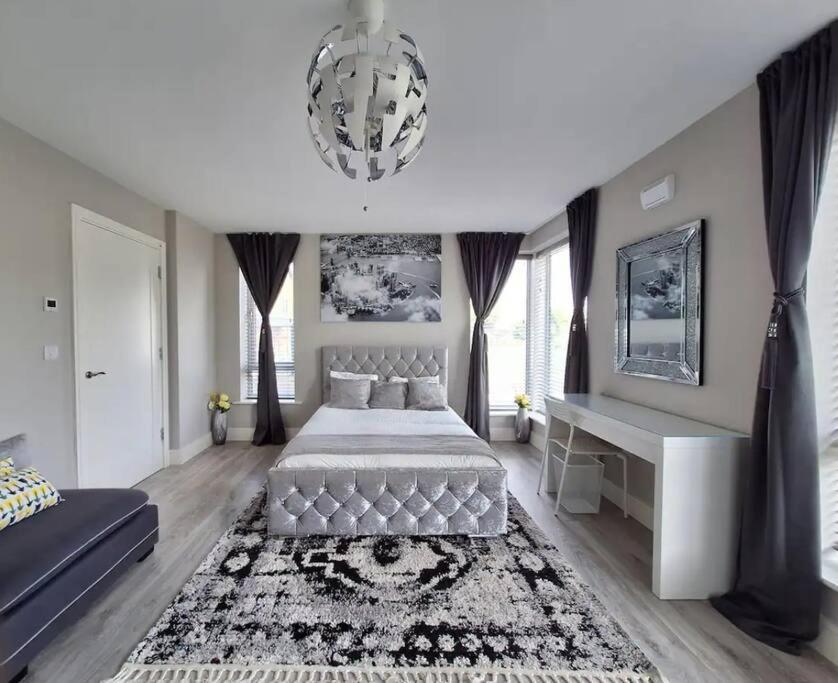 One-Bedroom Apartment photo 2