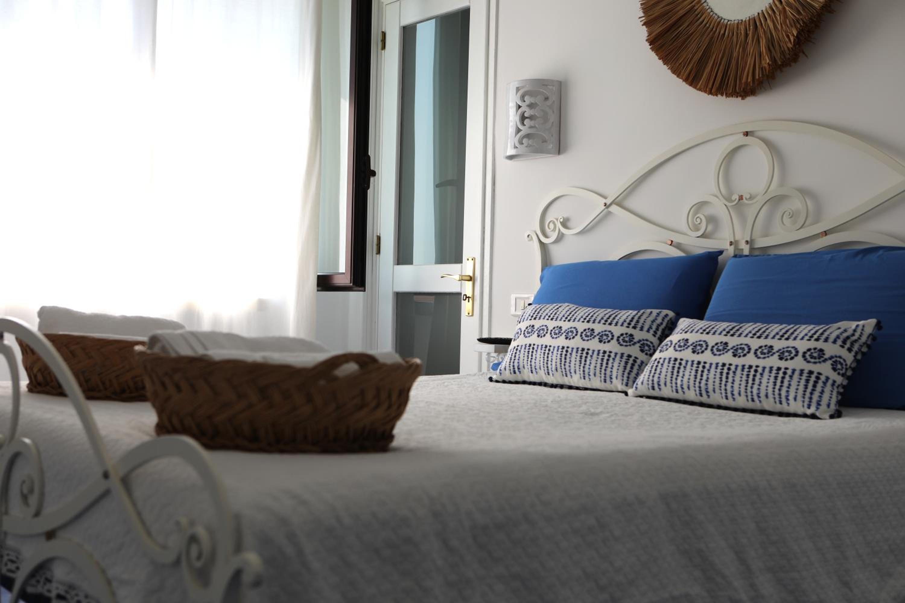 Deluxe Suite with Sea View photo 2