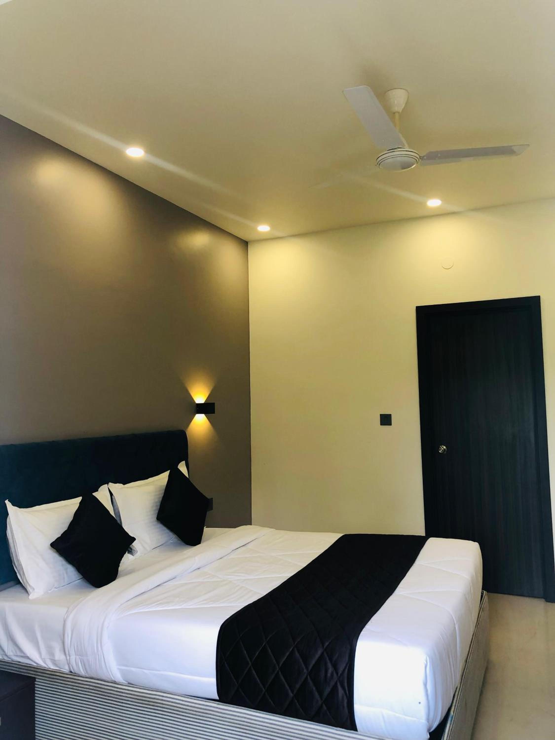 Deluxe Double Room with Bath photo 3