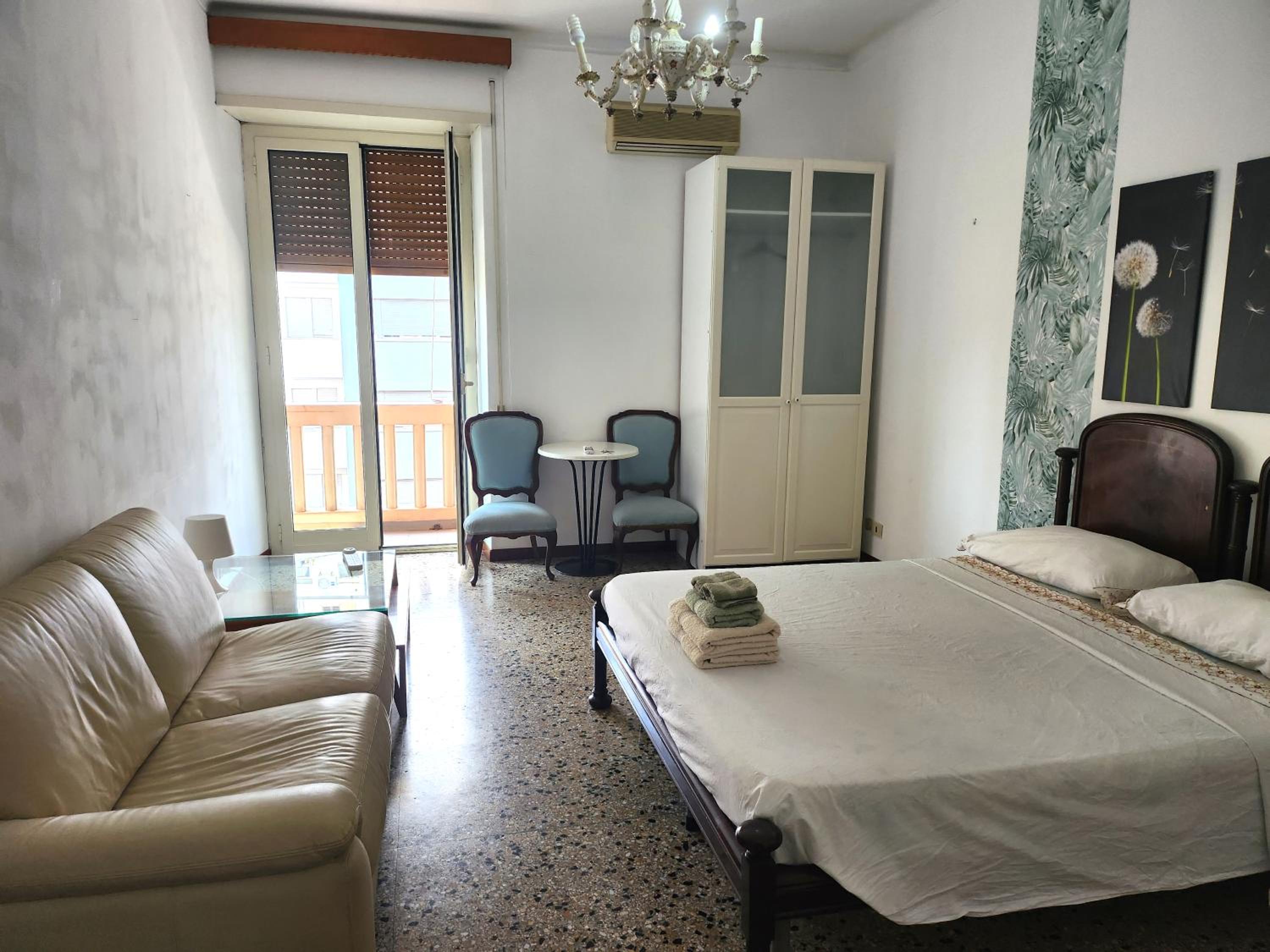 Double Room with Shared Bathroom photo 2