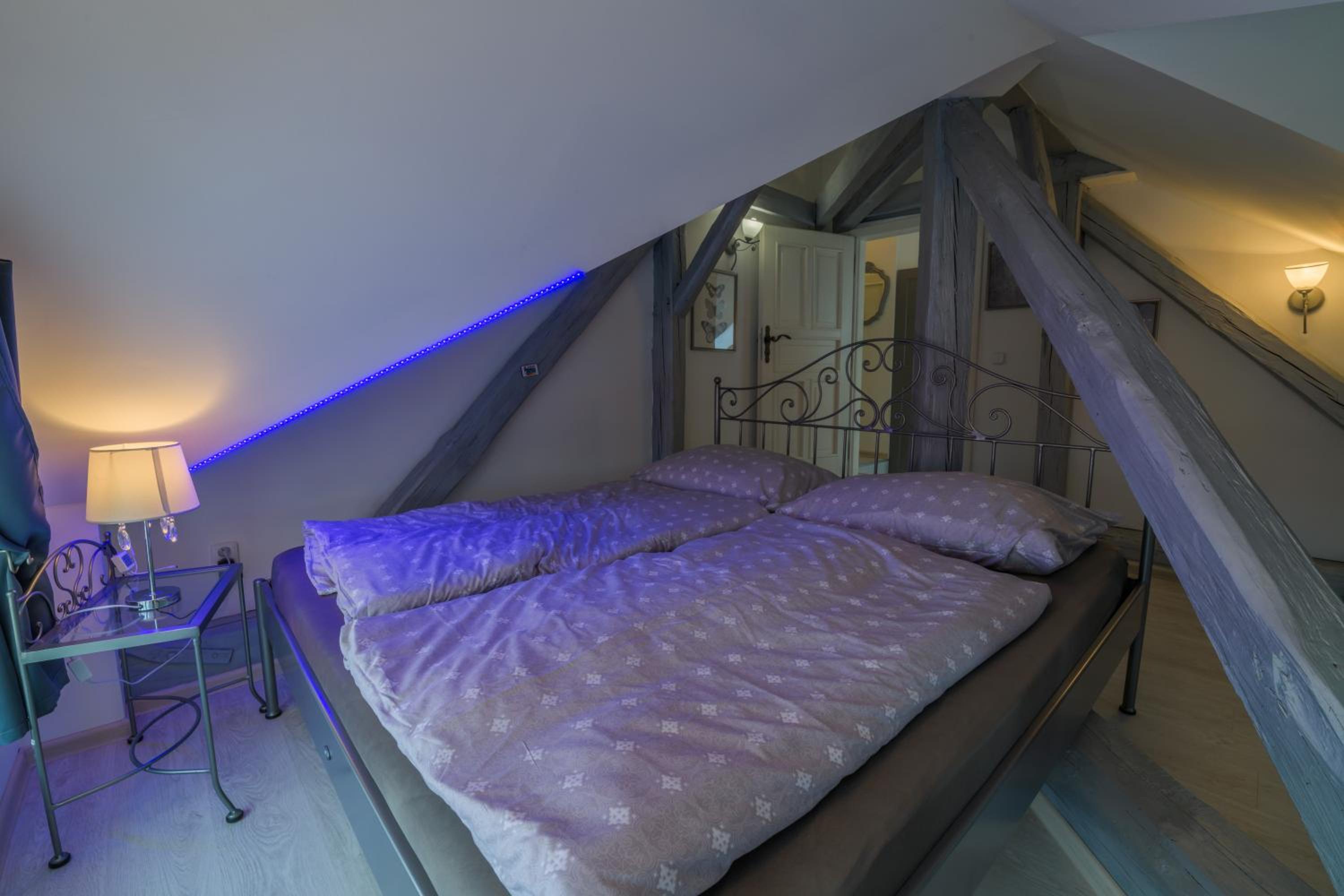 Small Double or Twin Room (Annex) - Photo 10