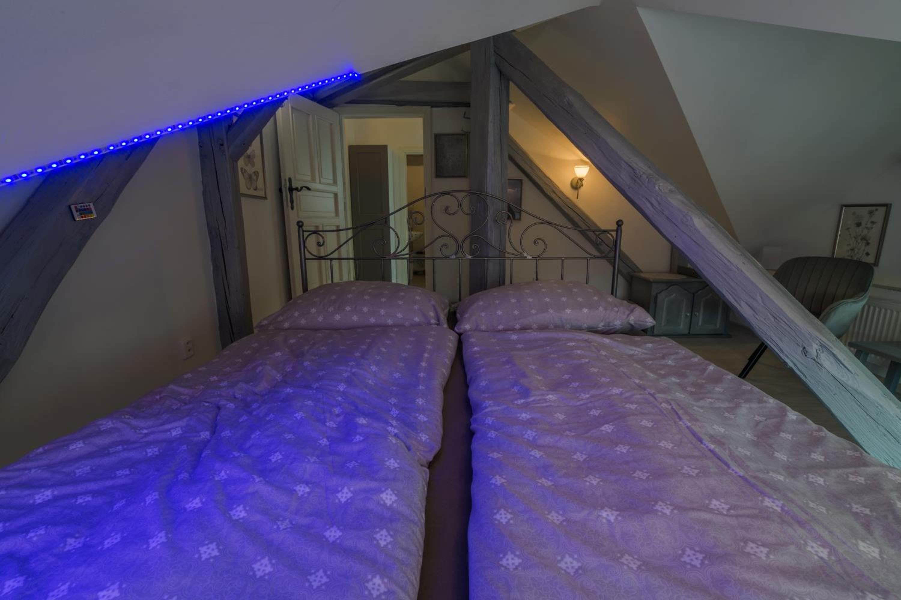 Small Double or Twin Room (Annex) - Photo 8