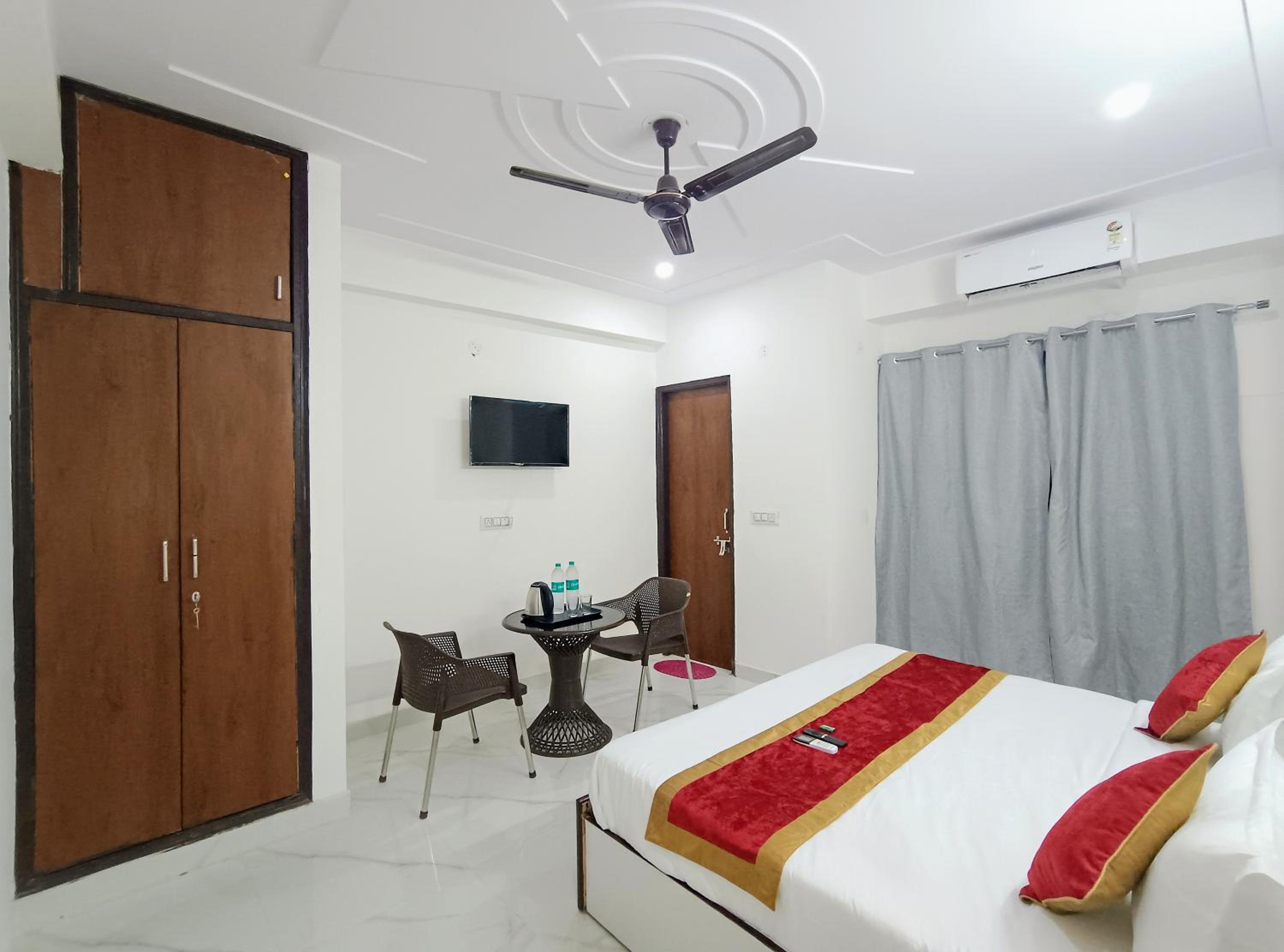 Deluxe Room (2 Adults + 1 Child)