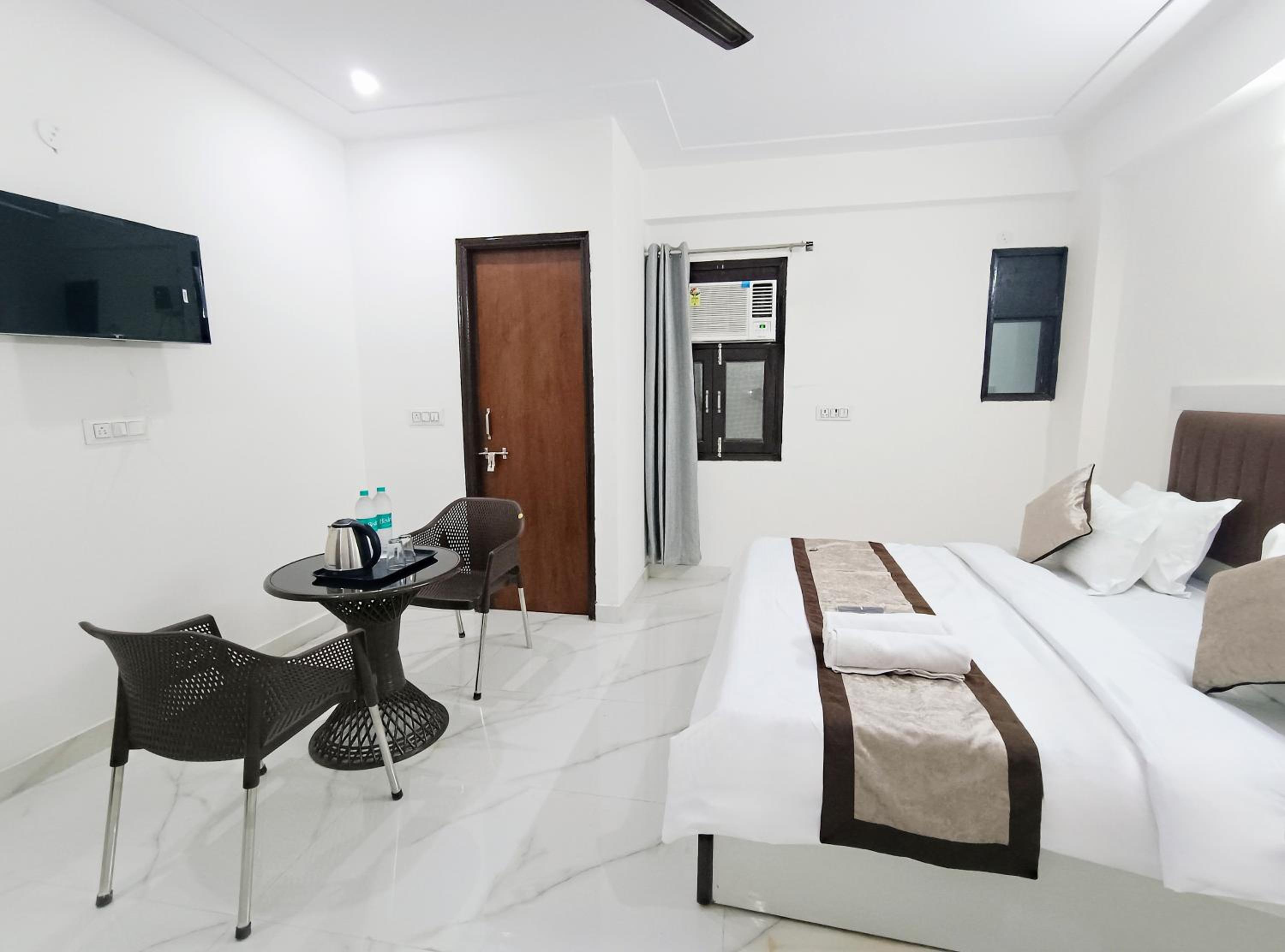 Deluxe Double Room (2 Adults + 1 Child)