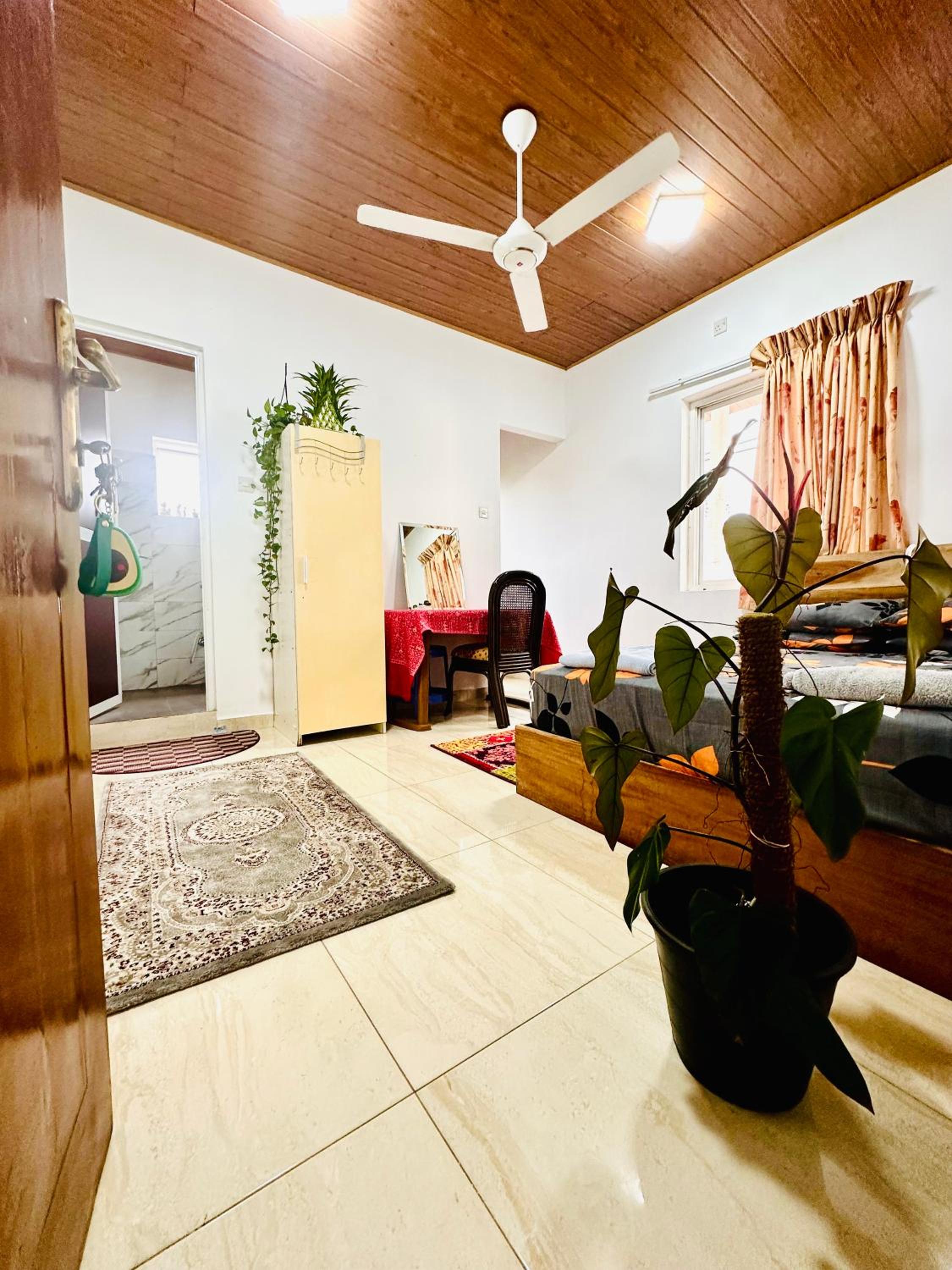 Deluxe Queen Room - Photo 8