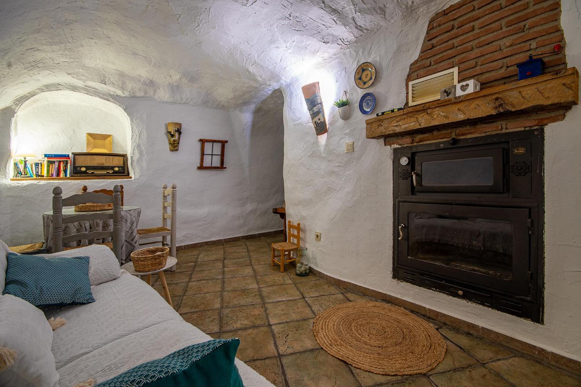 Cueva de una habitación con bañera de hidromasaje