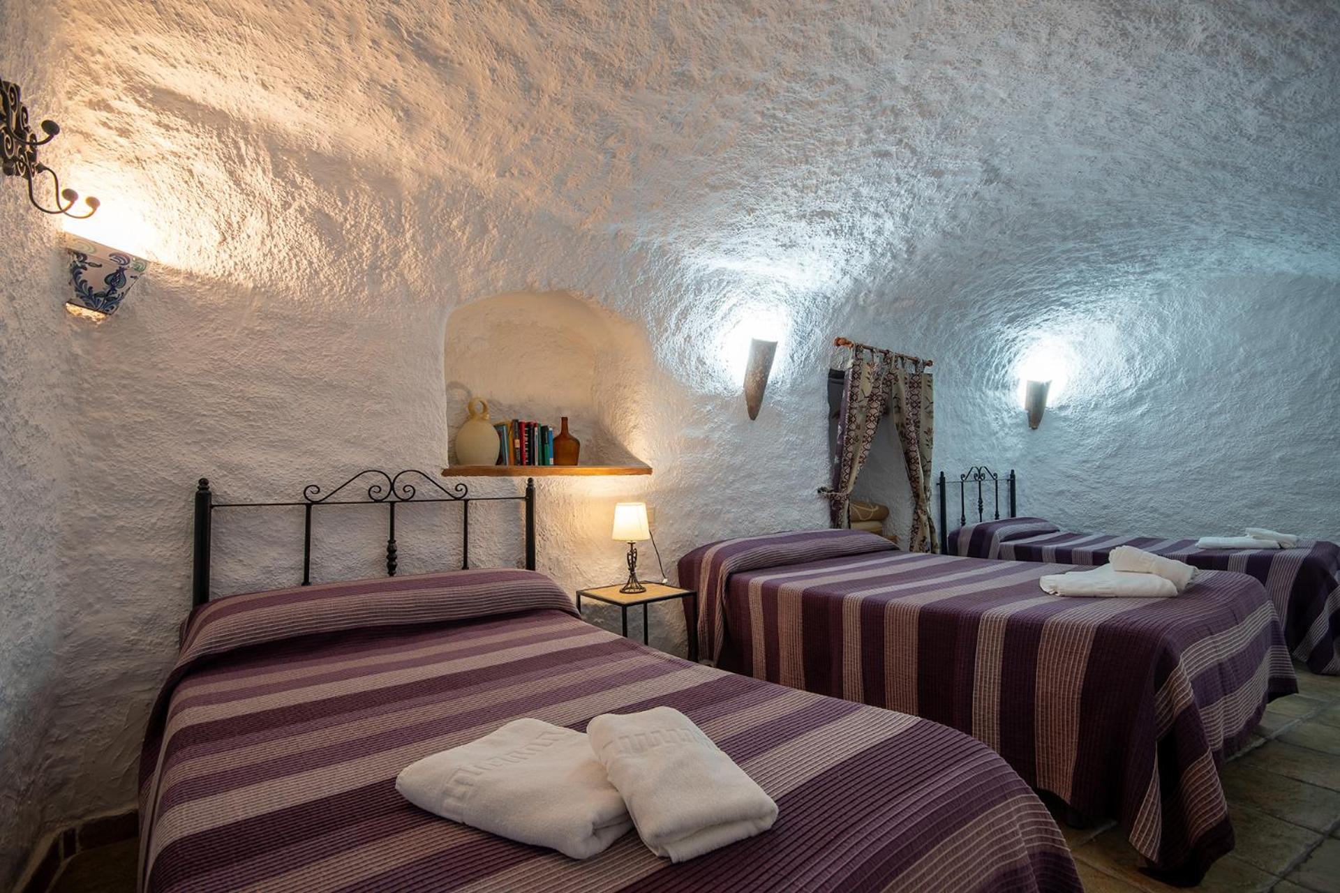 Cueva de tres habitaciones (8 adultos)