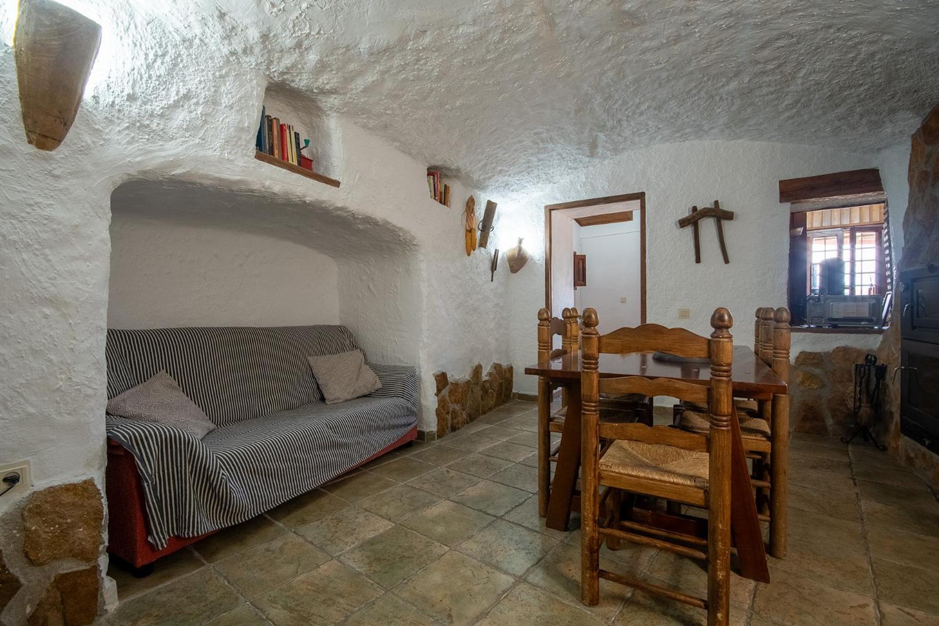 Cueva de tres habitaciones (5 adultos)