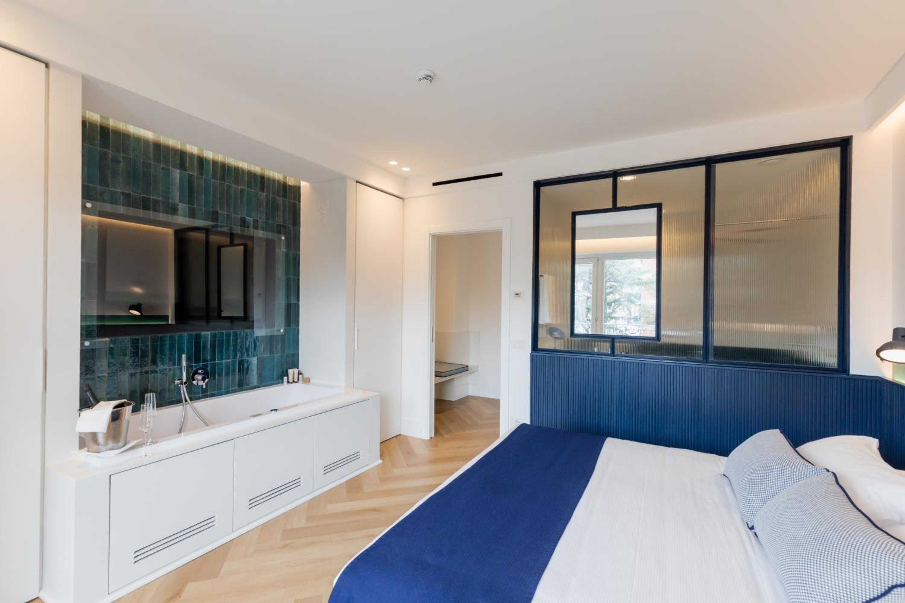 Suite with Hot Tub - Photo 1