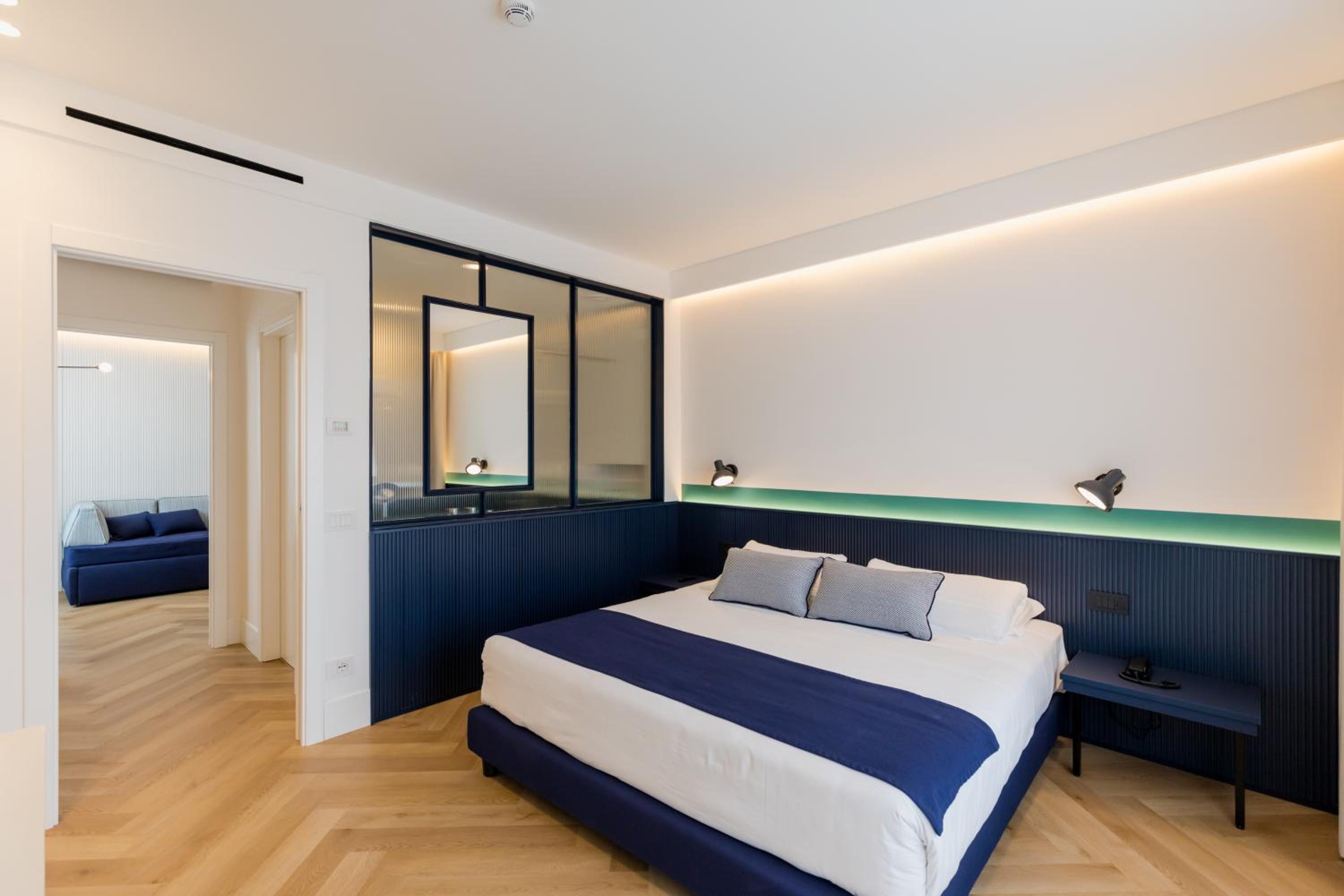 Suite with Hot Tub - Photo 6
