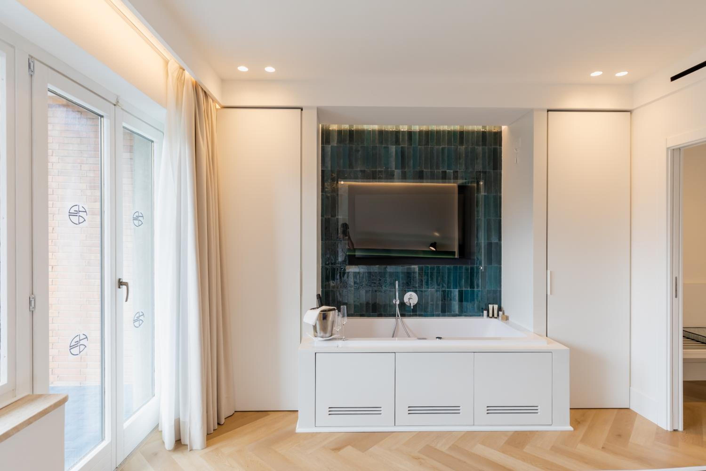 Suite with Hot Tub - Photo 4