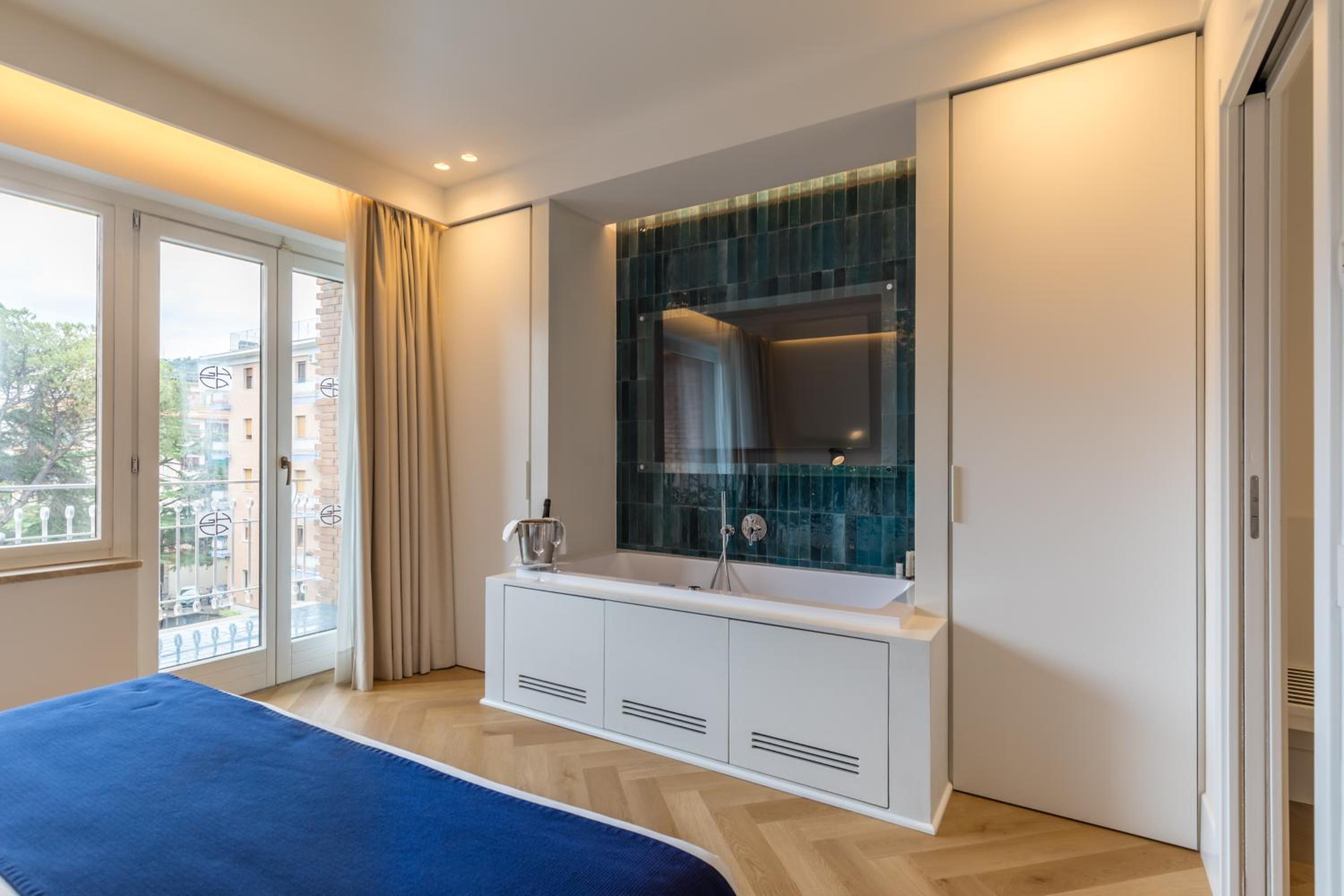 Suite with Hot Tub - Photo 3