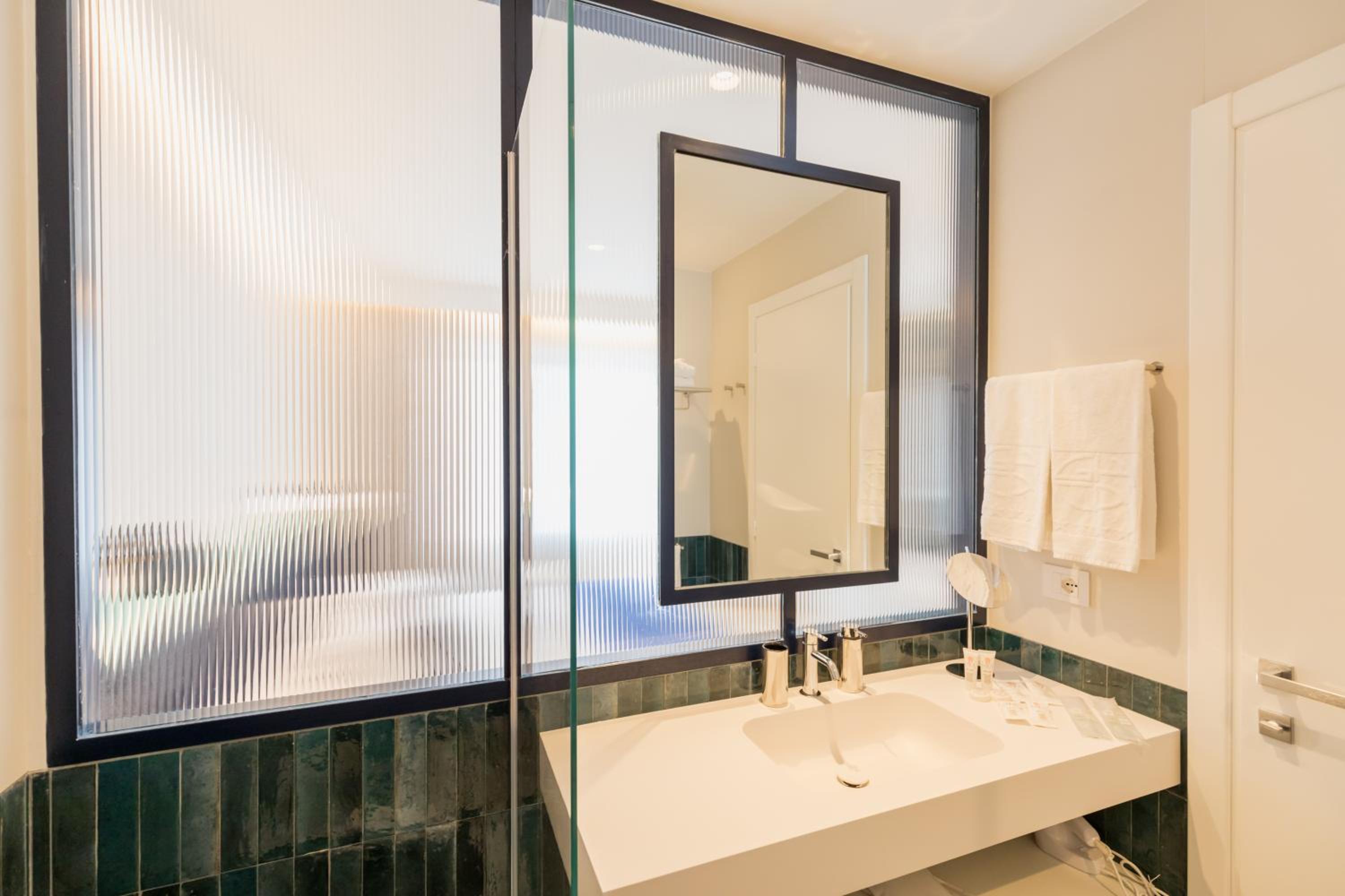 Suite with Hot Tub - Photo 16