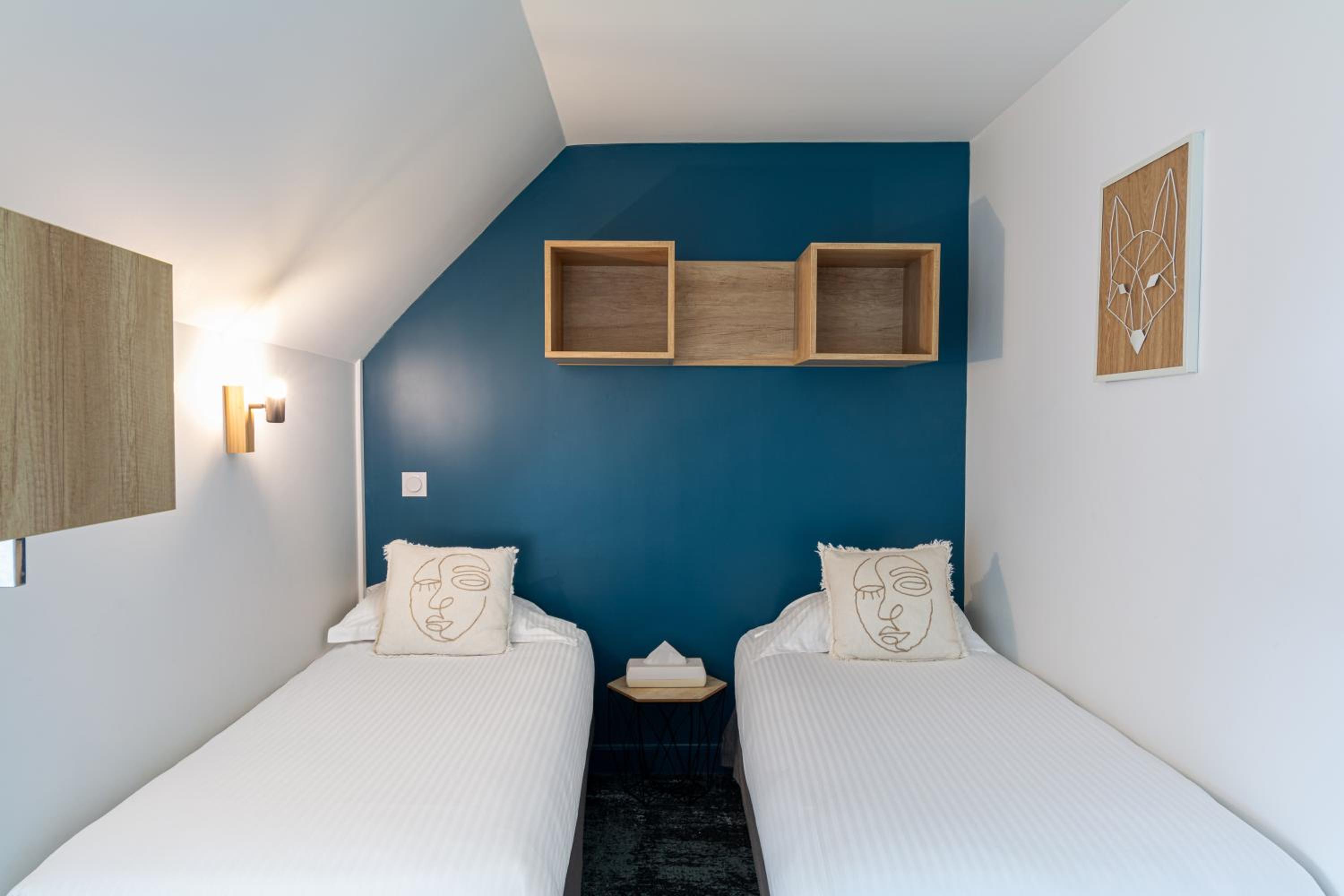 Quadruple Room with Bath - Photo 9
