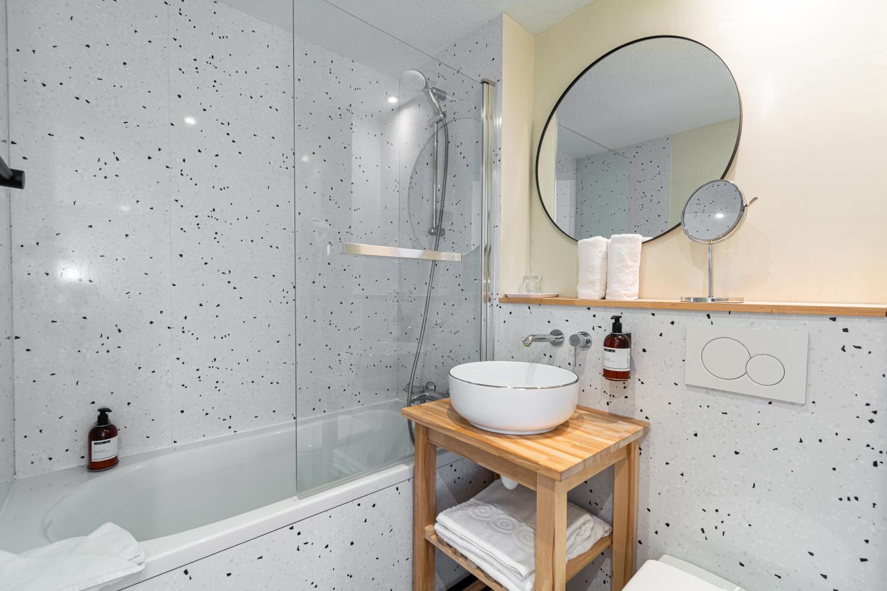Quadruple Room with Bath - Photo 3