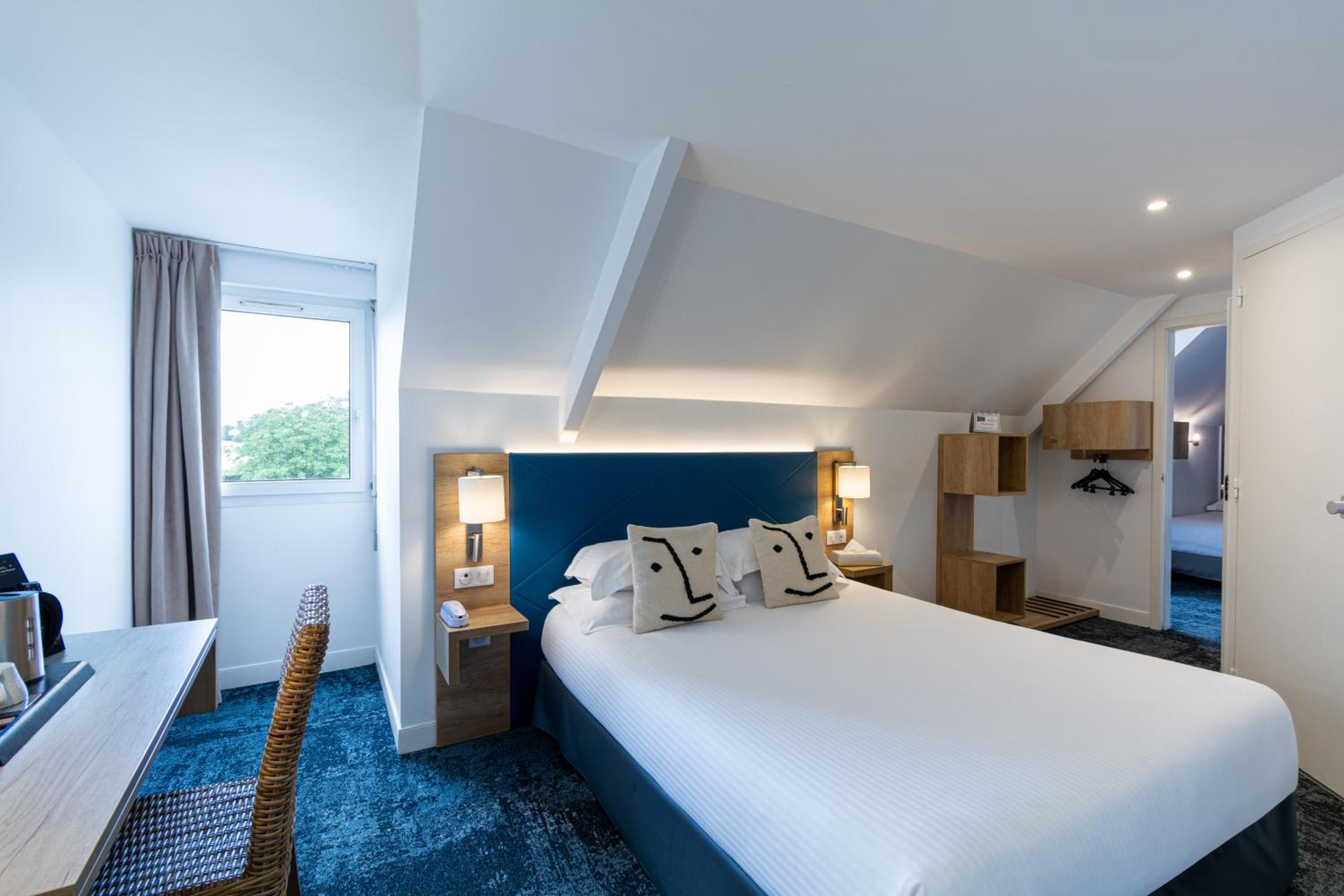 Quadruple Room with Bath - Photo 7
