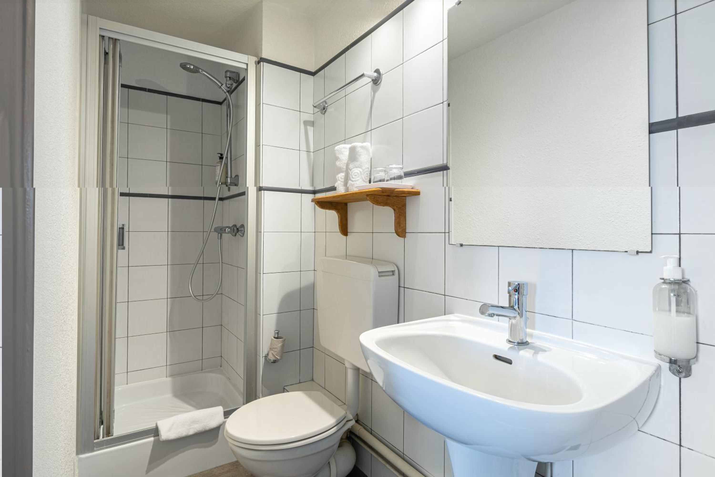 Quadruple Room with Bath - Photo 5