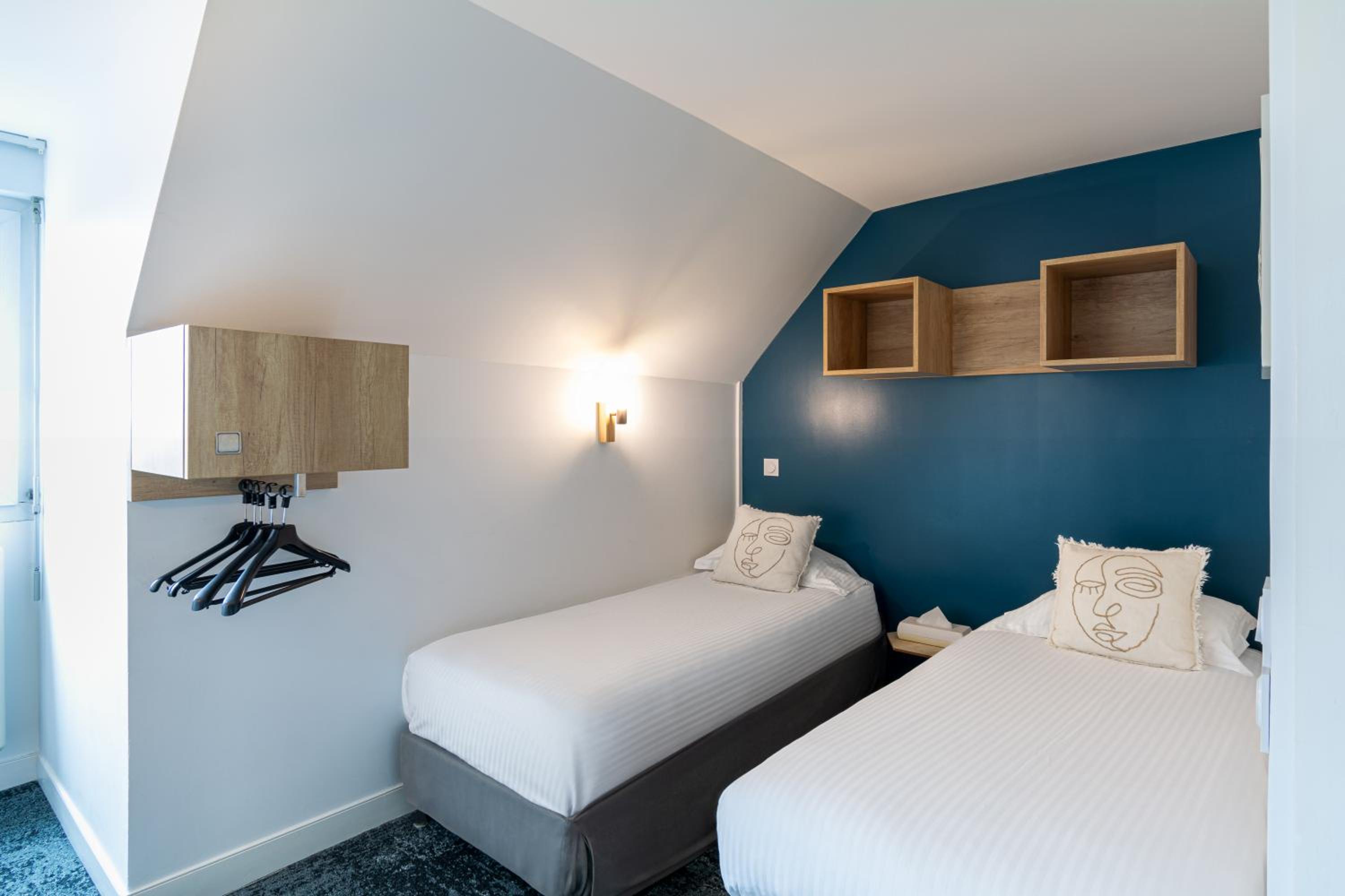 Quadruple Room with Bath - Photo 6