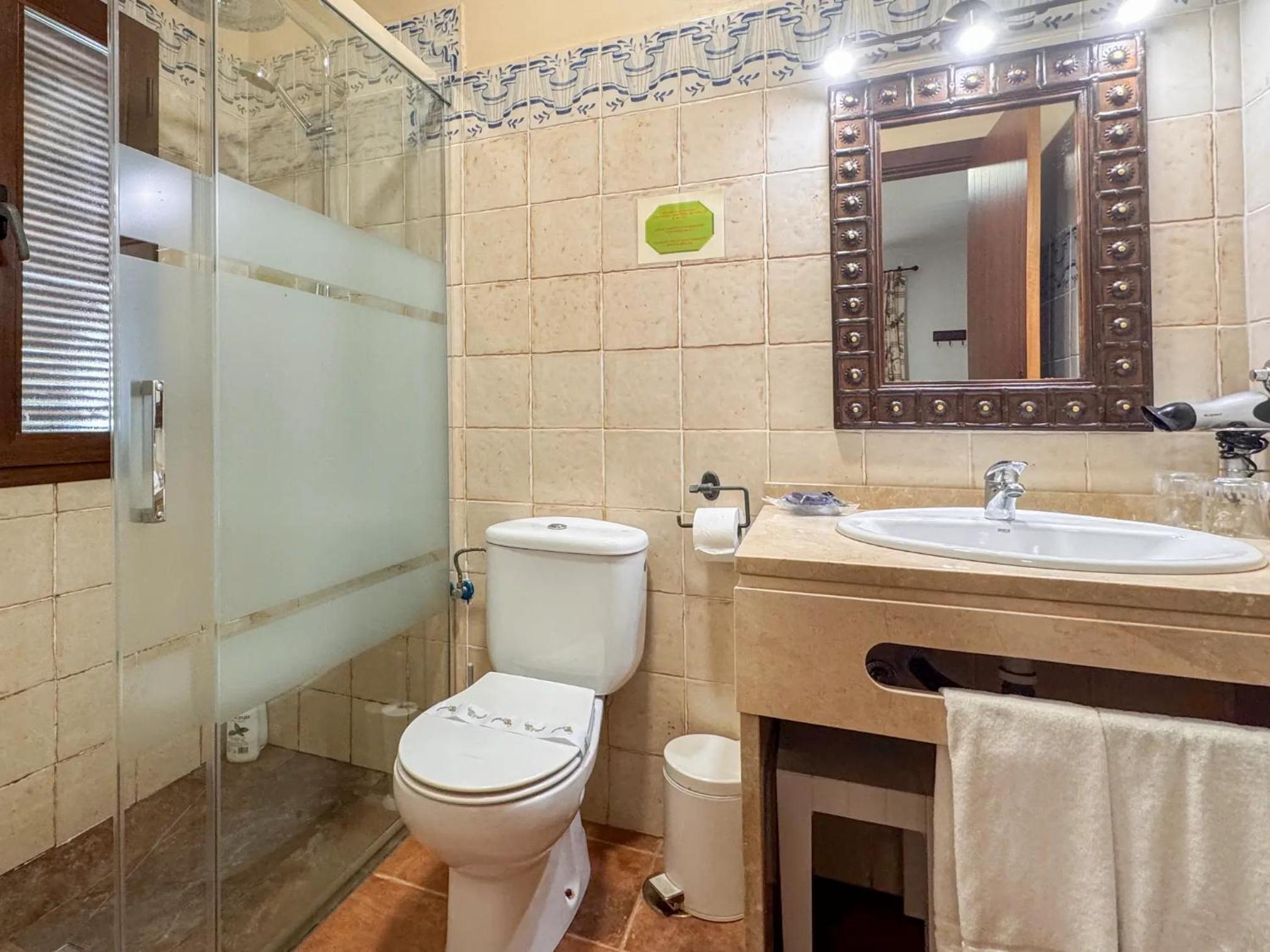 Twin Room - Photo 11