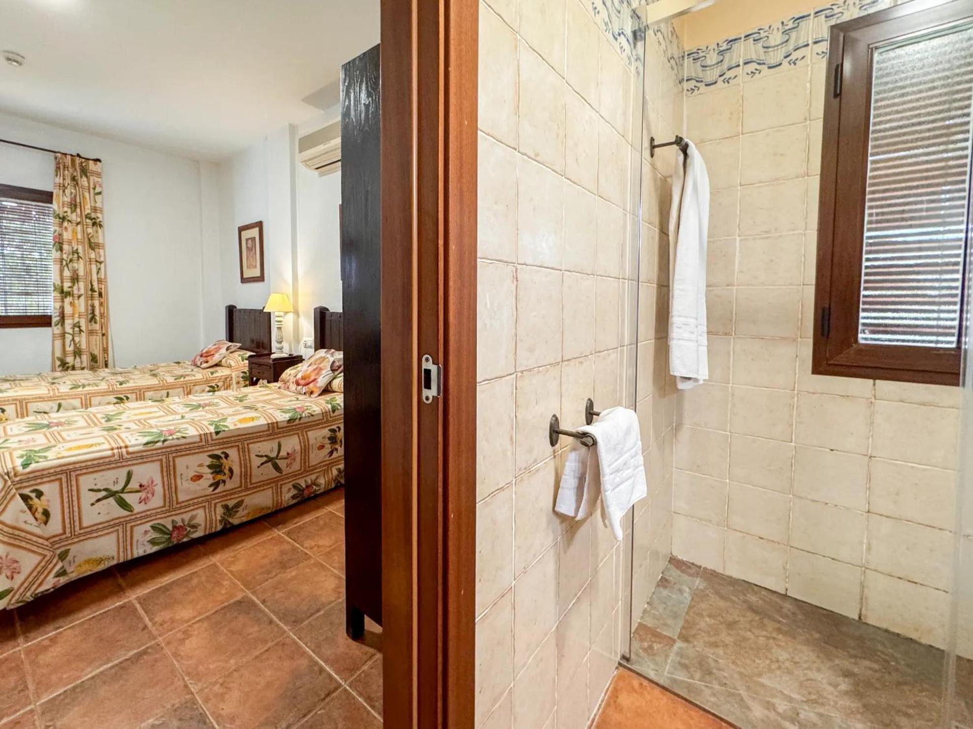 Twin Room - Photo 15